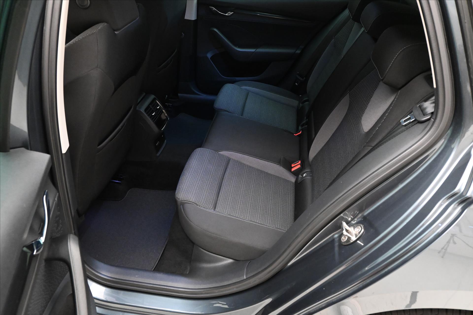 Hlavní fotografie vozu Škoda Octavia 2,0 TDI 110kW DSG Ambition Záruka až 5 let (14)
