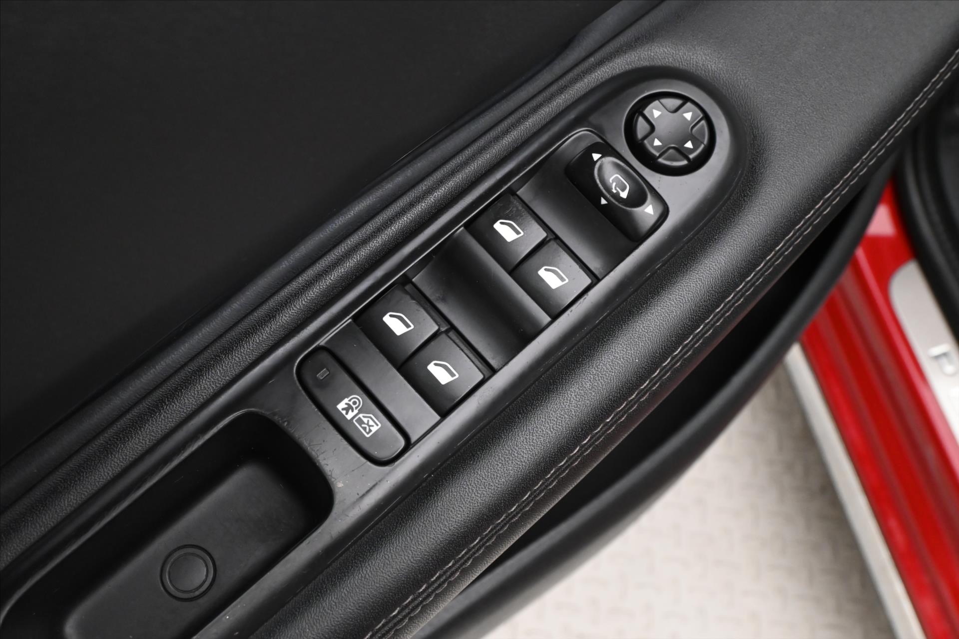 Main photo of the car Peugeot 3008 1.6 HDI 84 kW Manual (25)