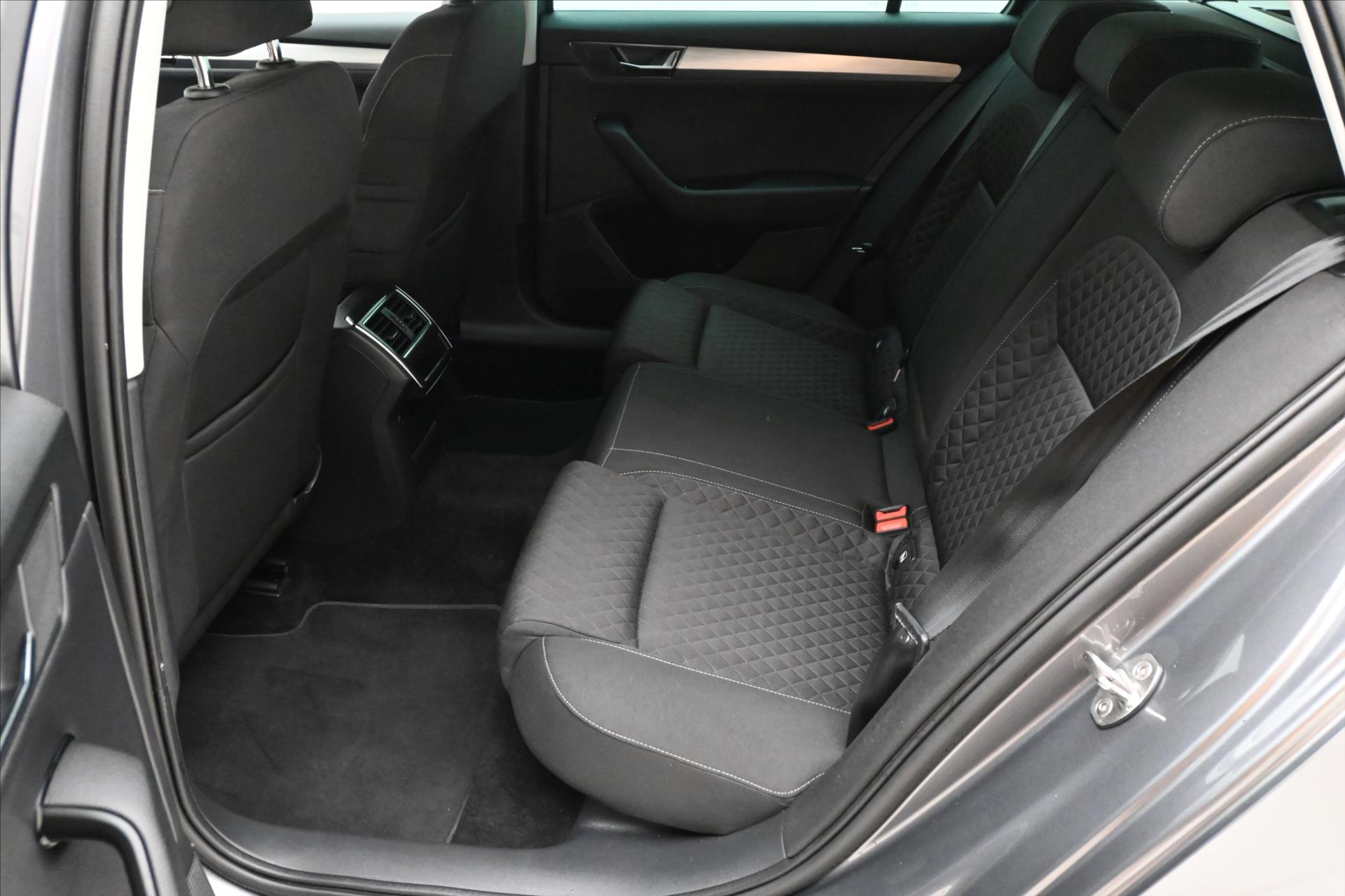 Hlavní fotografie vozu Škoda Superb 2,0 TDI 110kW DSG NAVIGACE Záruka až 5 let (15)