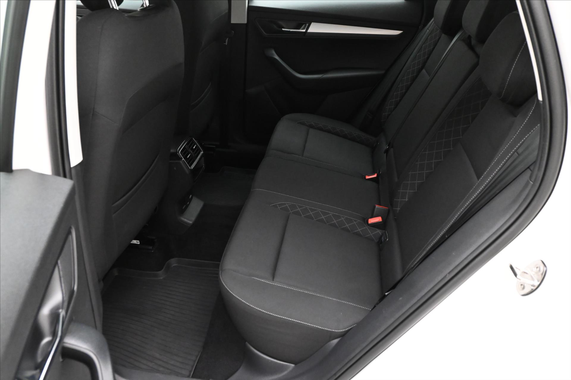 Main photo of the car Skoda Karoq 1.5 TSI 110 kW Ambition Towing Warranty up to 5 years (14)