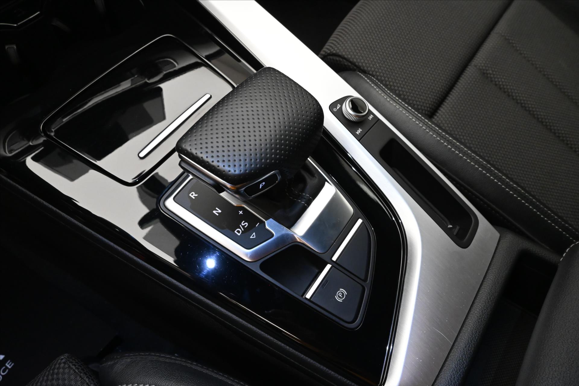 Main photo of the car Audi A4 2,0 40TDI 150kW QUATTRO S-LINE Záruka až 5 let (24)