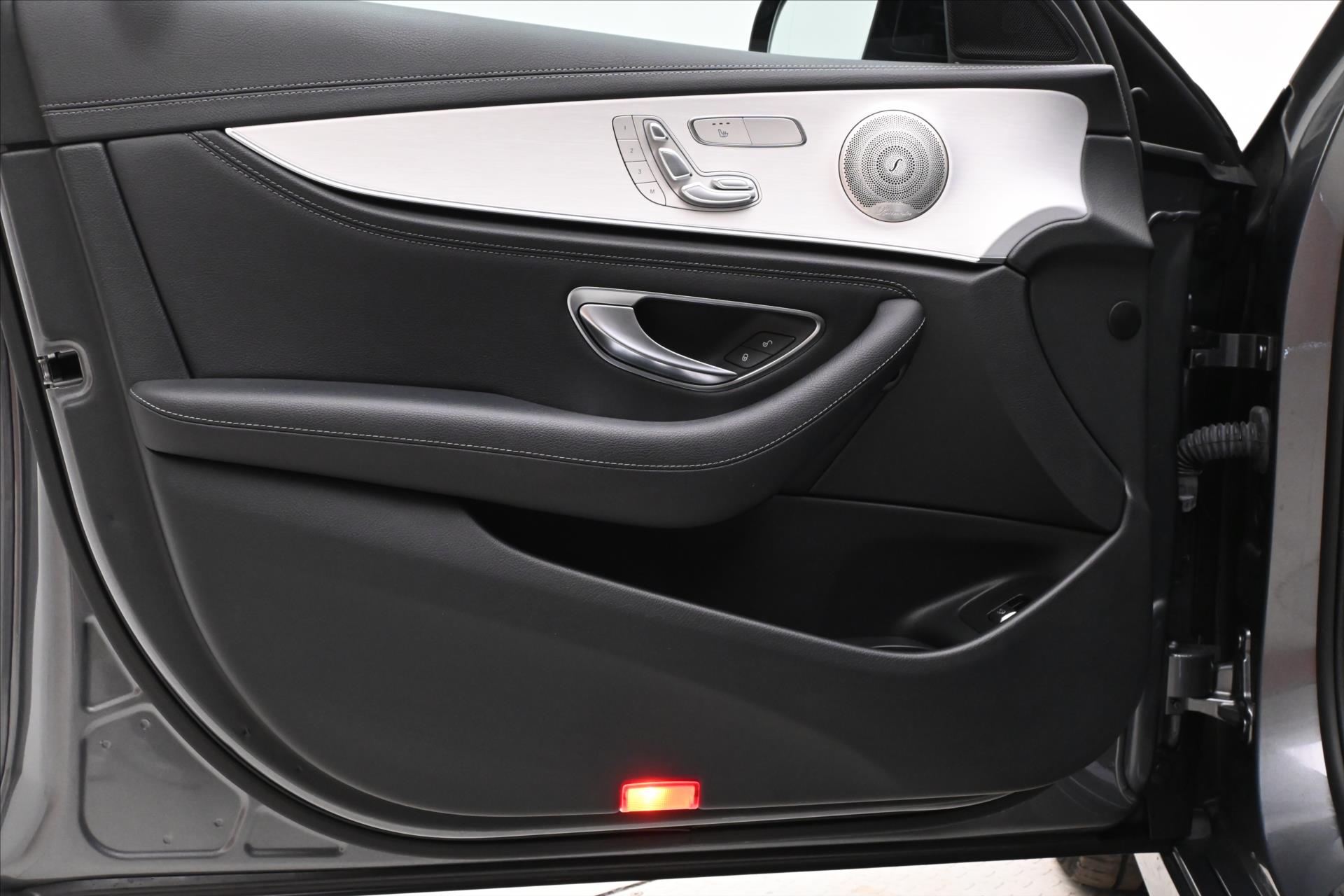 Hlavní fotografie vozu Mercedes-Benz Třídy E 2,0 300de 225kW 4Matic SoH 97% Záruka až 5 let (24)