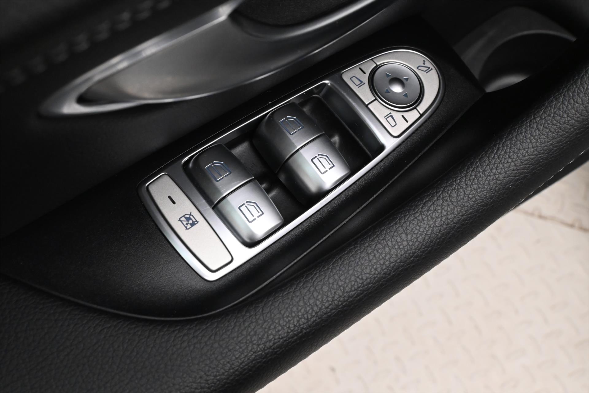 Hlavní fotografie vozu Mercedes-Benz Třídy E 2,0 300de 225kW 4Matic SoH 97% Záruka až 5 let (25)