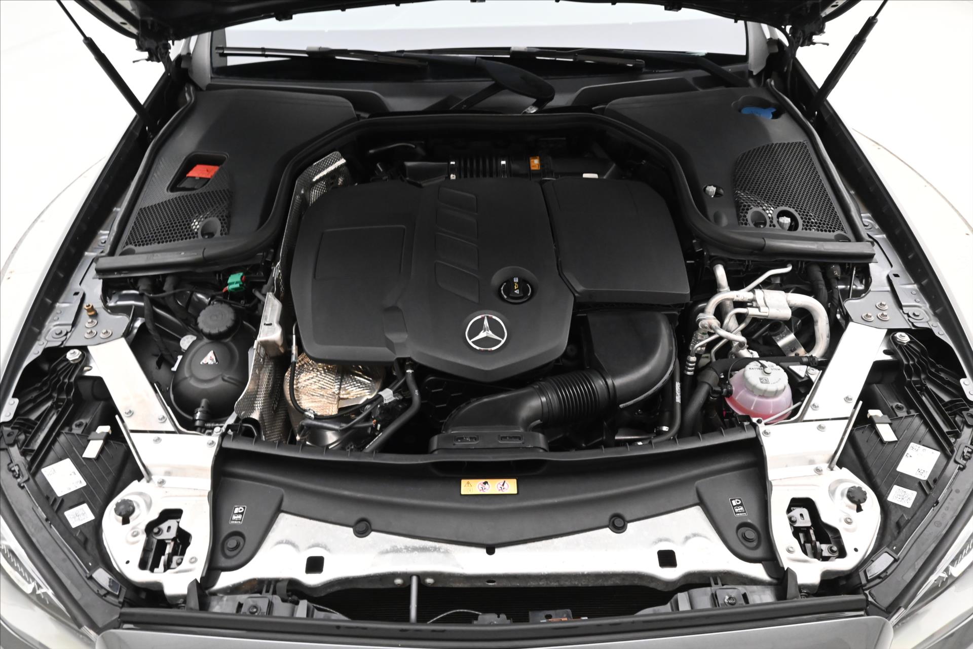 Hlavní fotografie vozu Mercedes-Benz Třídy E 2,0 300de 225kW 4Matic SoH 97% Záruka až 5 let (10)