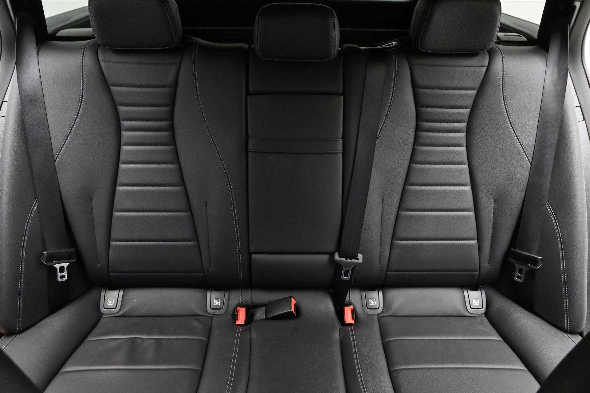 Hlavní fotografie vozu Mercedes-Benz Třídy E 2,0 300de 225kW 4Matic Záruka až 5 let (27)