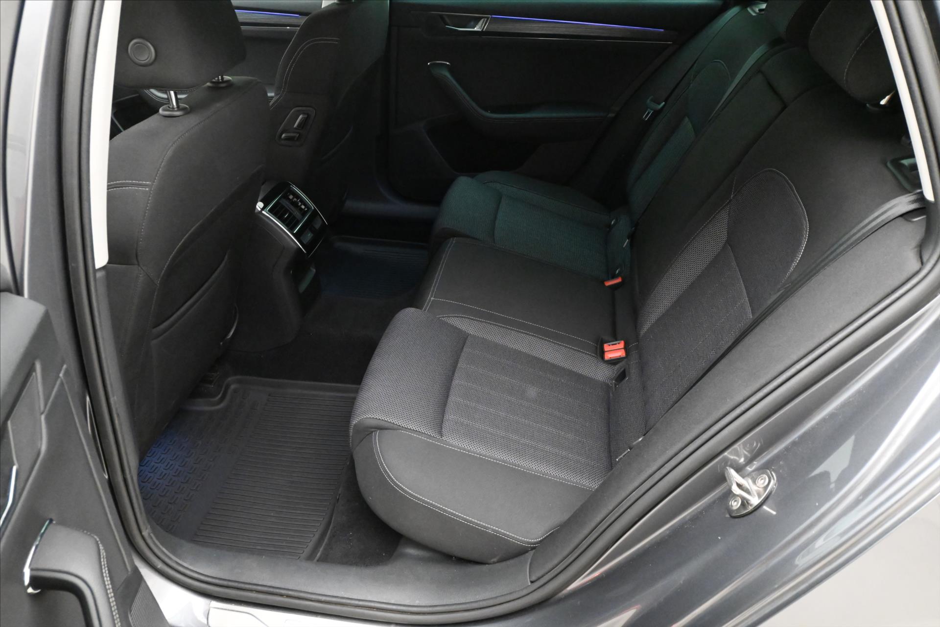 Hlavní fotografie vozu Škoda Superb 2,0 TDI 110kW DSG Style Záruka až 5 let (12)