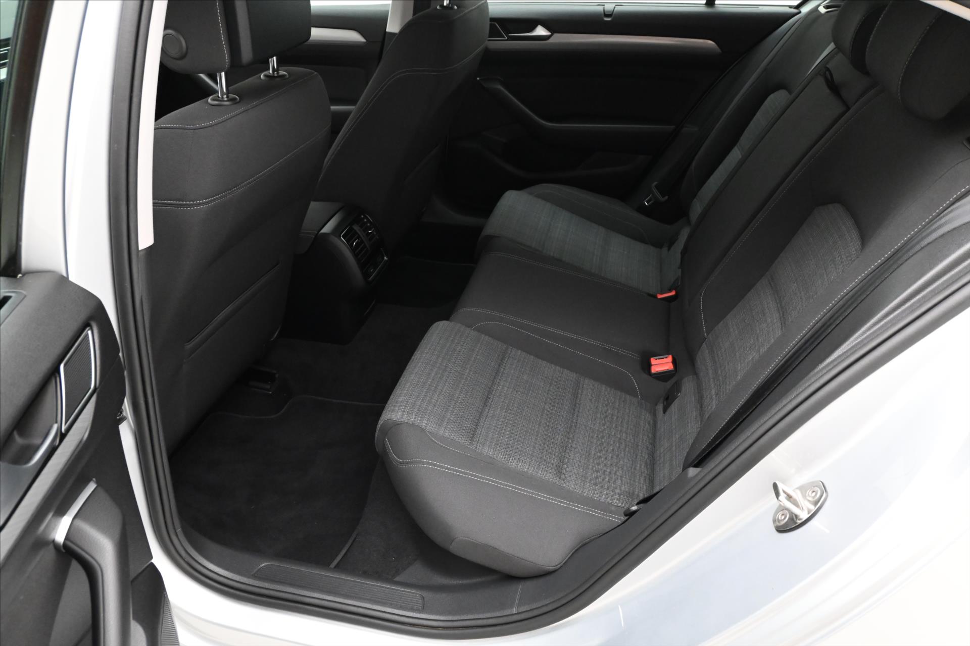 Main photo of the car Volkswagen Passat 2,0 TDI 110kW Business Záruka až 5 let (13)