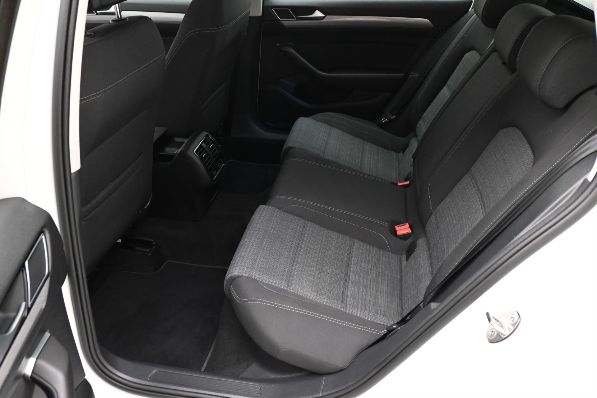 Hlavní fotografie vozu Volkswagen Passat 2,0 TDI 110kW Business Záruka až 5 let (14)