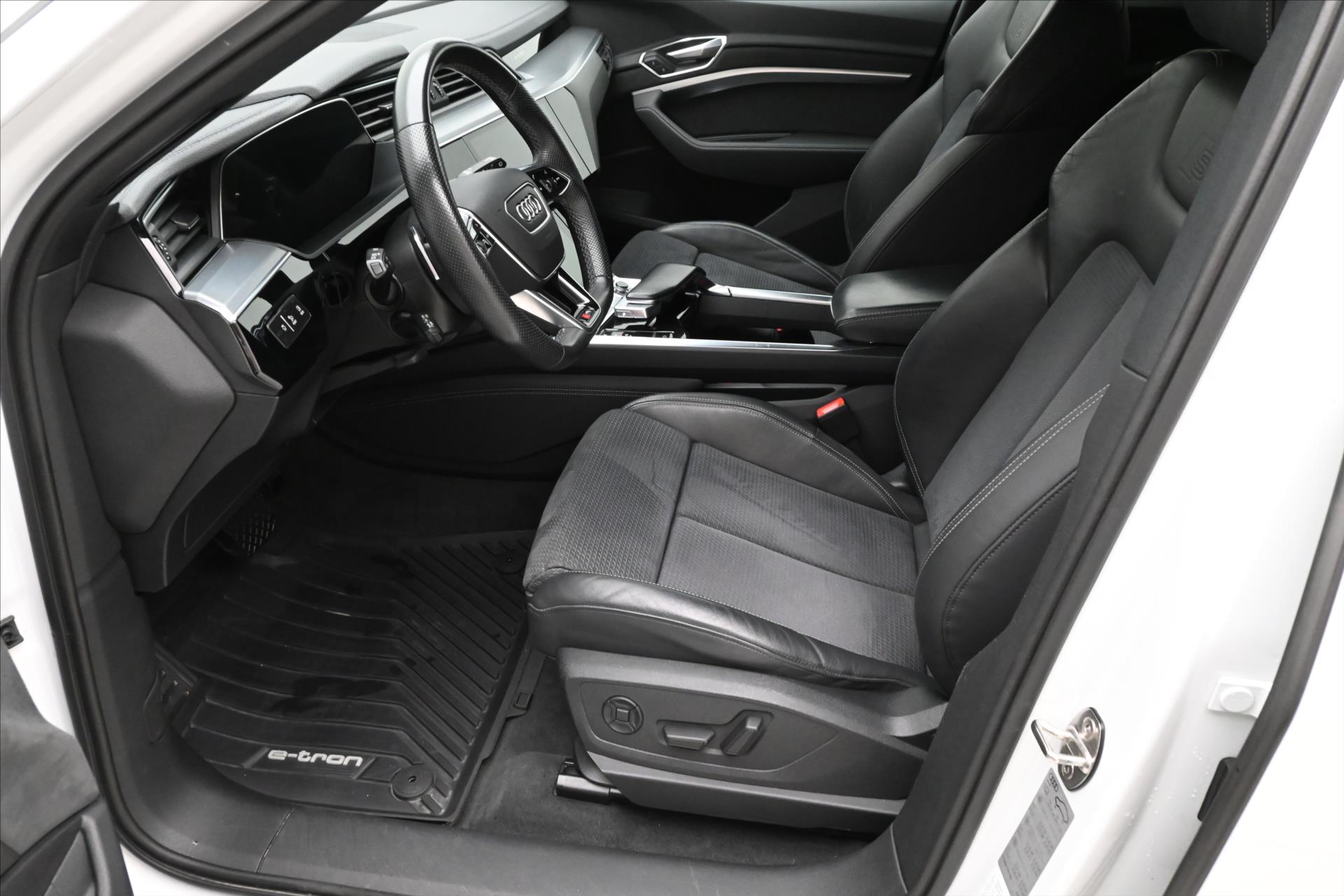Hlavní fotografie vozu Audi e-tron 55 300 kW QUATTRO S-LINE Záruka až 3 roky (13)