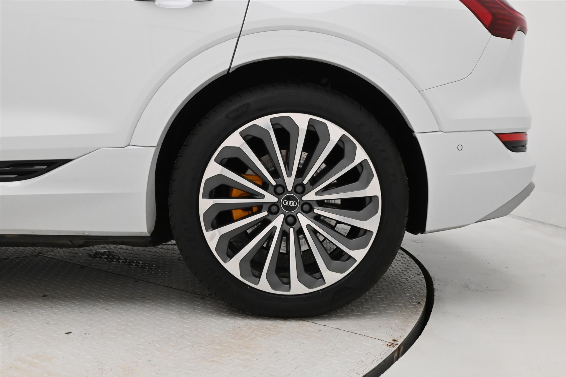 Hlavní fotografie vozu Audi e-tron 55 300 kW QUATTRO S-LINE Záruka až 3 roky (31)