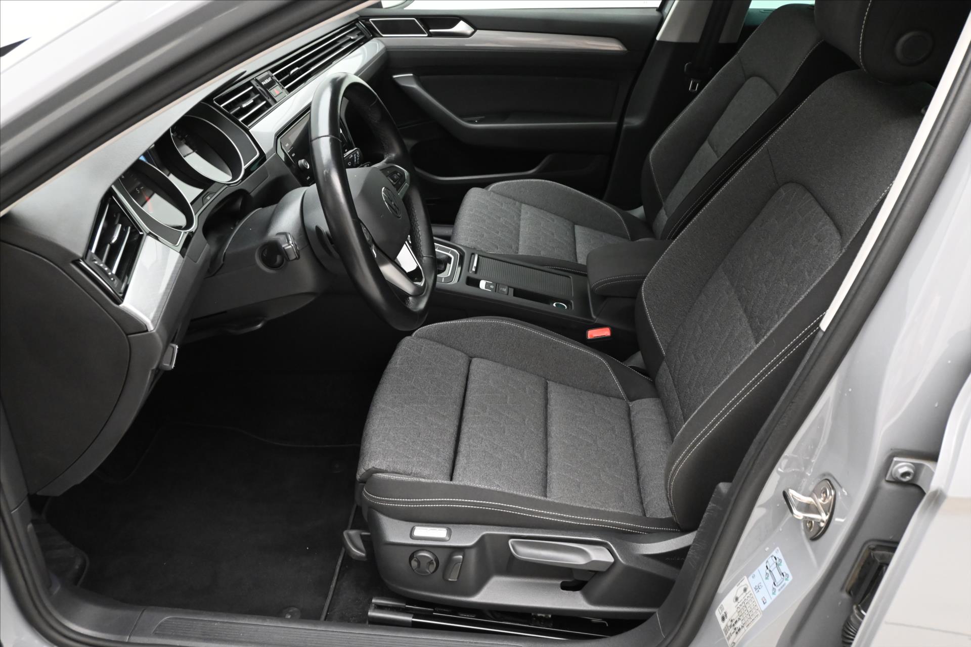 Hlavní fotografie vozu Volkswagen Passat 2,0 TDI 110kW DSG Business Záruka až 5 let (12)