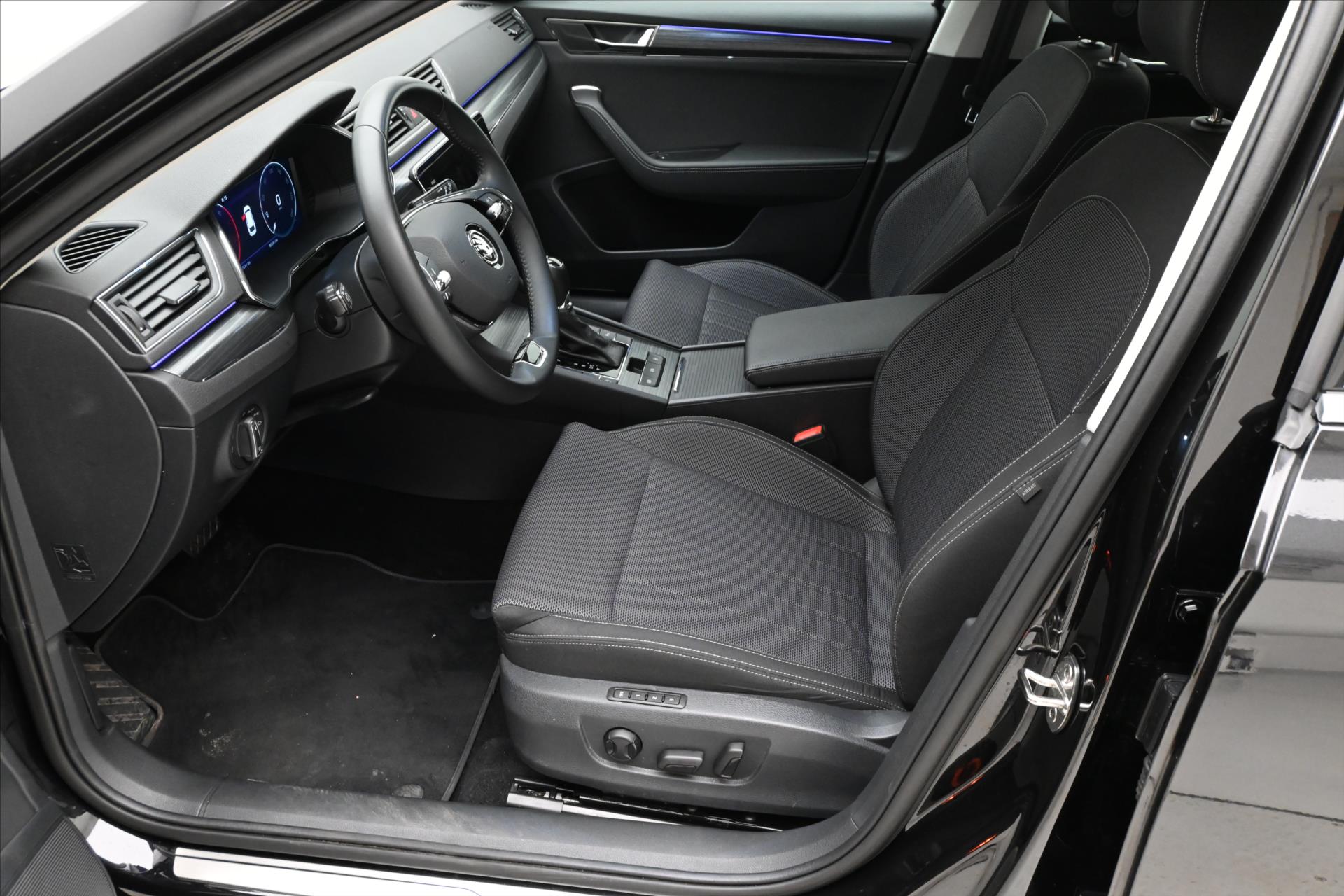 Hlavní fotografie vozu Škoda Superb 2,0 TDI 110kW DSG Style Záruka až 5 let (12)