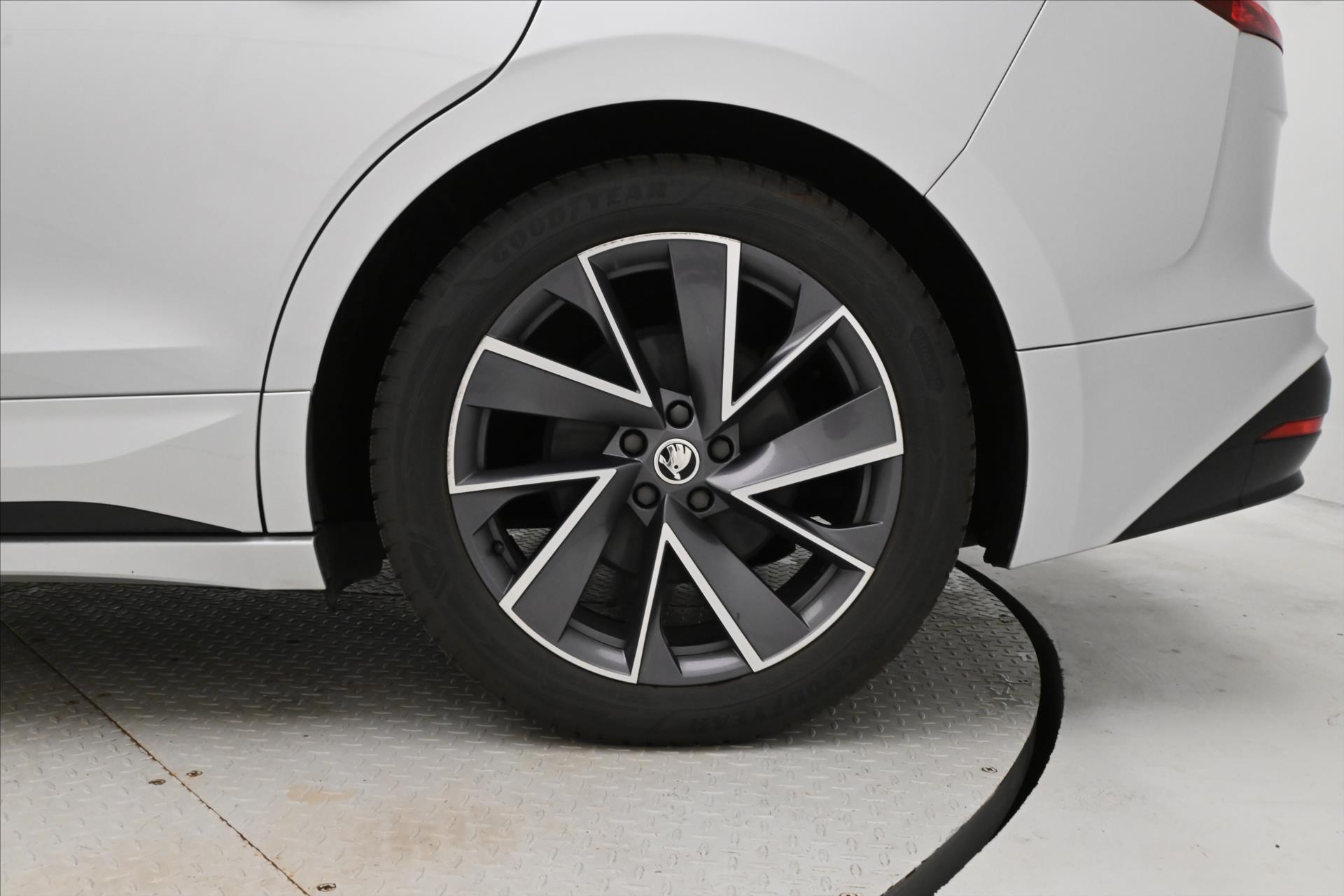 Hlavní fotografie vozu Škoda Enyaq iV 60 132kW SportPlus SOH 87%  Záruka až 3 rok (28)