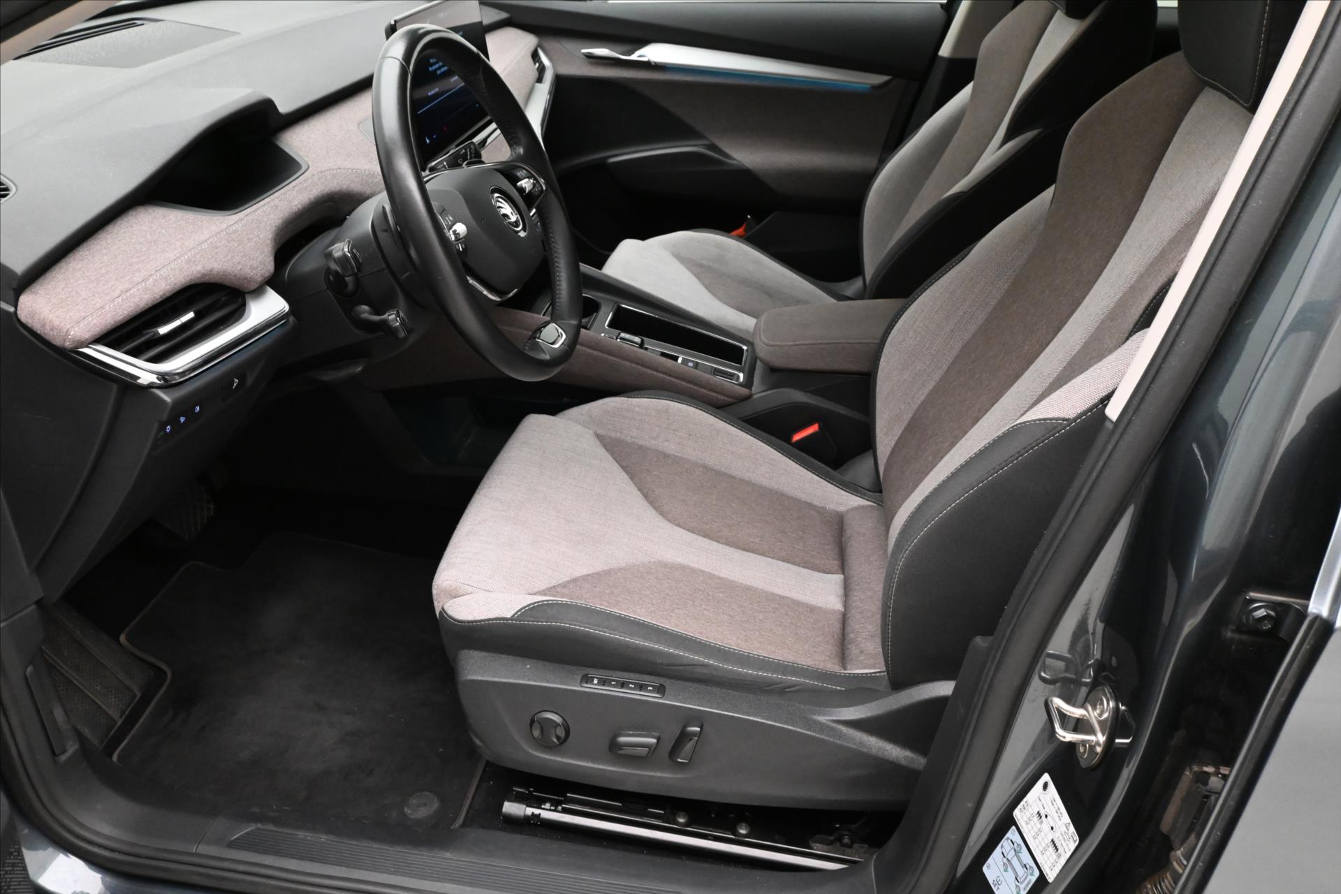 Main photo of the car Skoda Enyaq iV 60 132kW SOH 92% FIRST Edition Záruka až 3 roky (12)