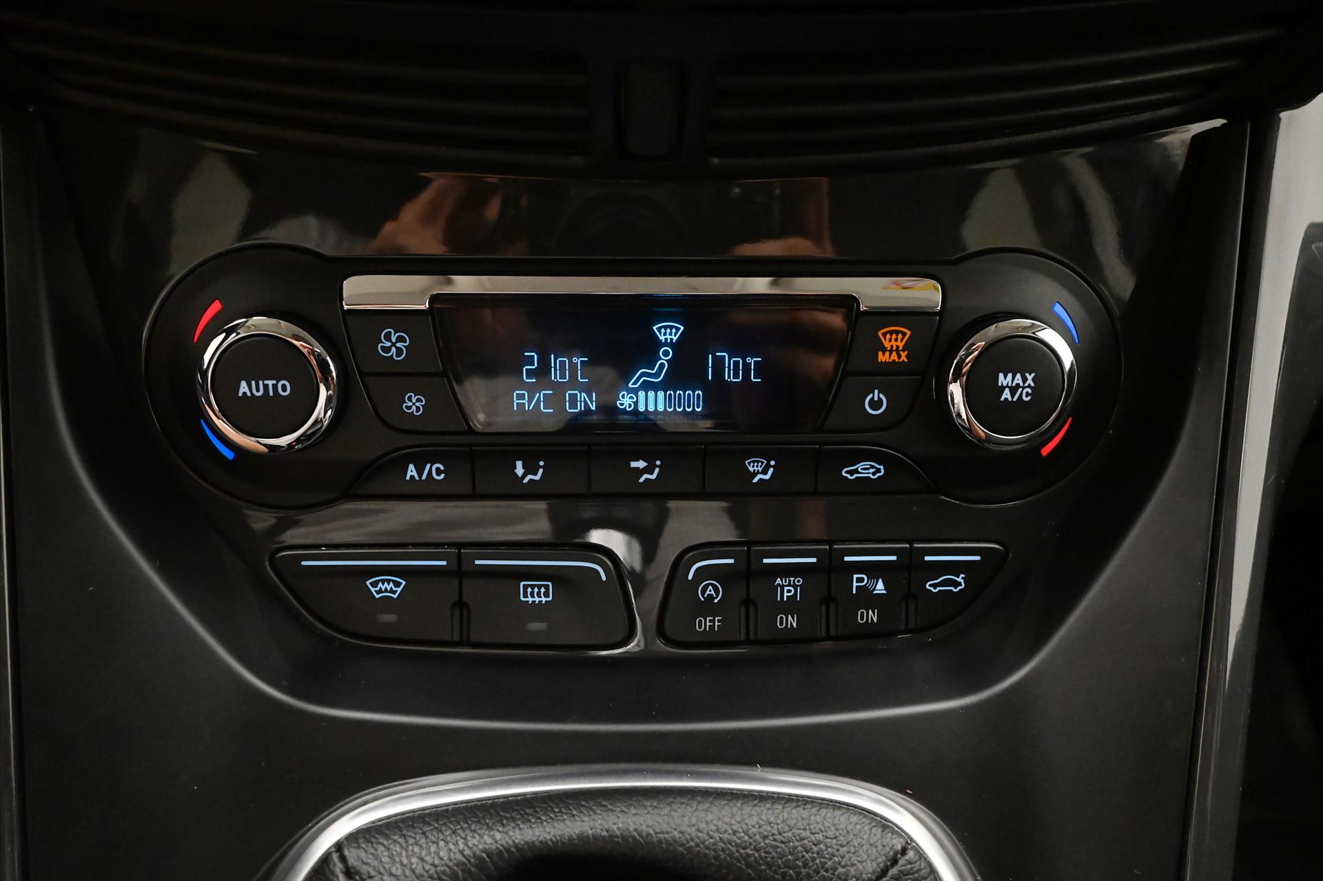 Main photo of the car Ford Kug 2,0 TDCi 110kW Tažné Záruka až 5 let (20)
