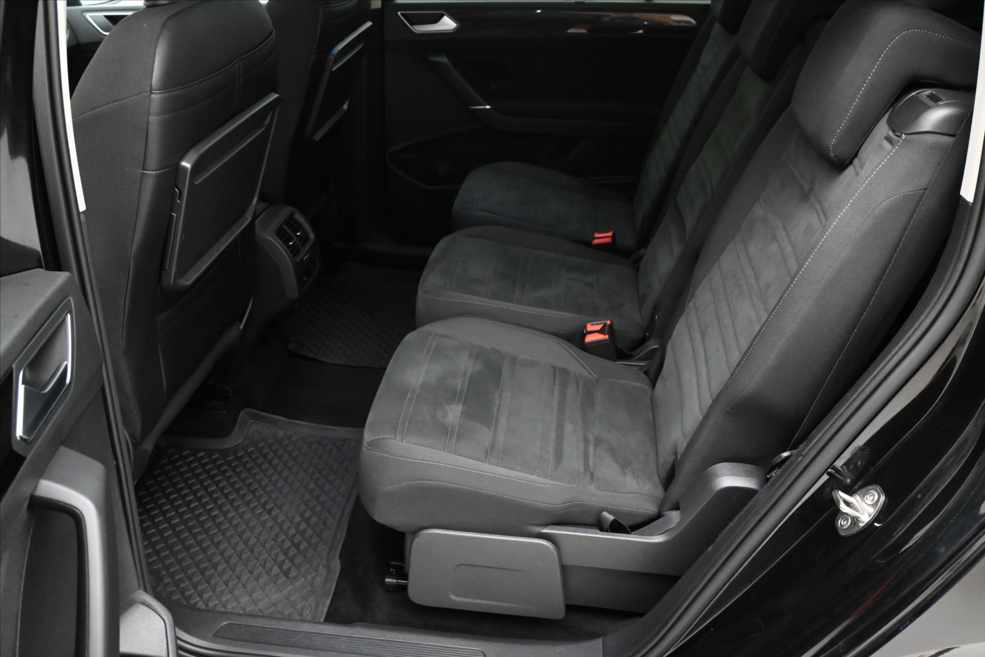 Hlavní fotografie vozu Volkswagen Touran 2,0 TDI 110kW DSG Highline 7míst Záruka až 5 let (15)