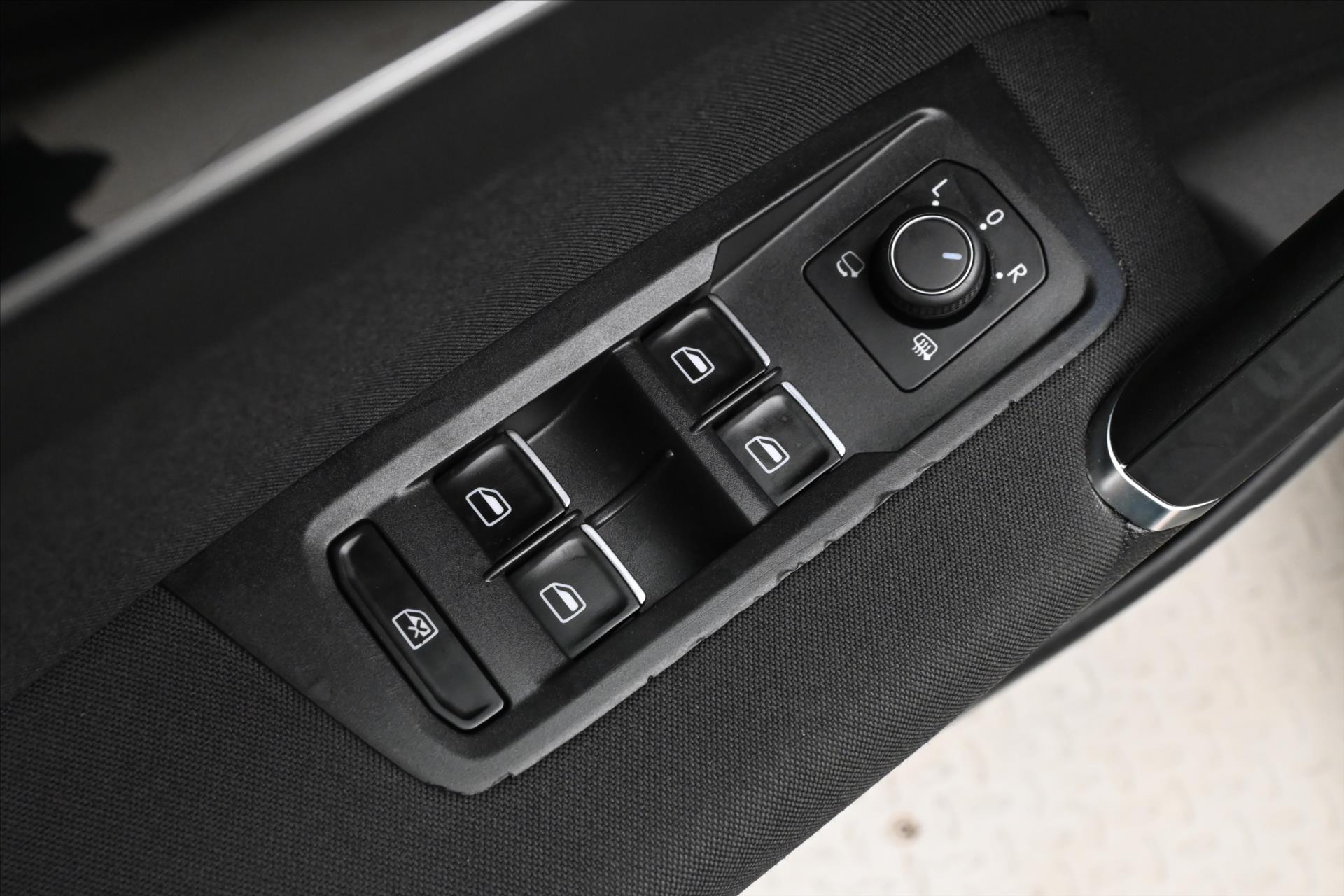 Hlavní fotografie vozu Volkswagen Touran 2,0 TDI 110kW DSG Highline 7míst Záruka až 5 let (26)