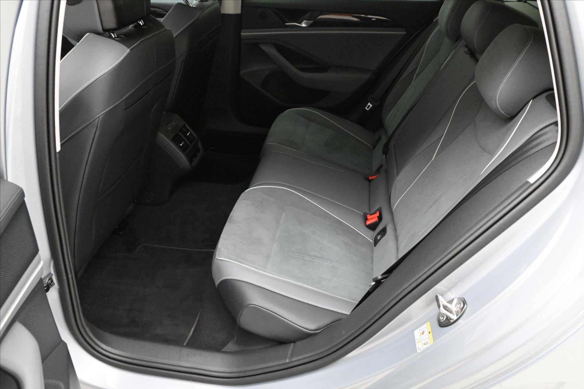 Hlavní fotografie vozu Volkswagen Passat 2,0 TDI 110kW DSG Business Záruka až 5 let (14)