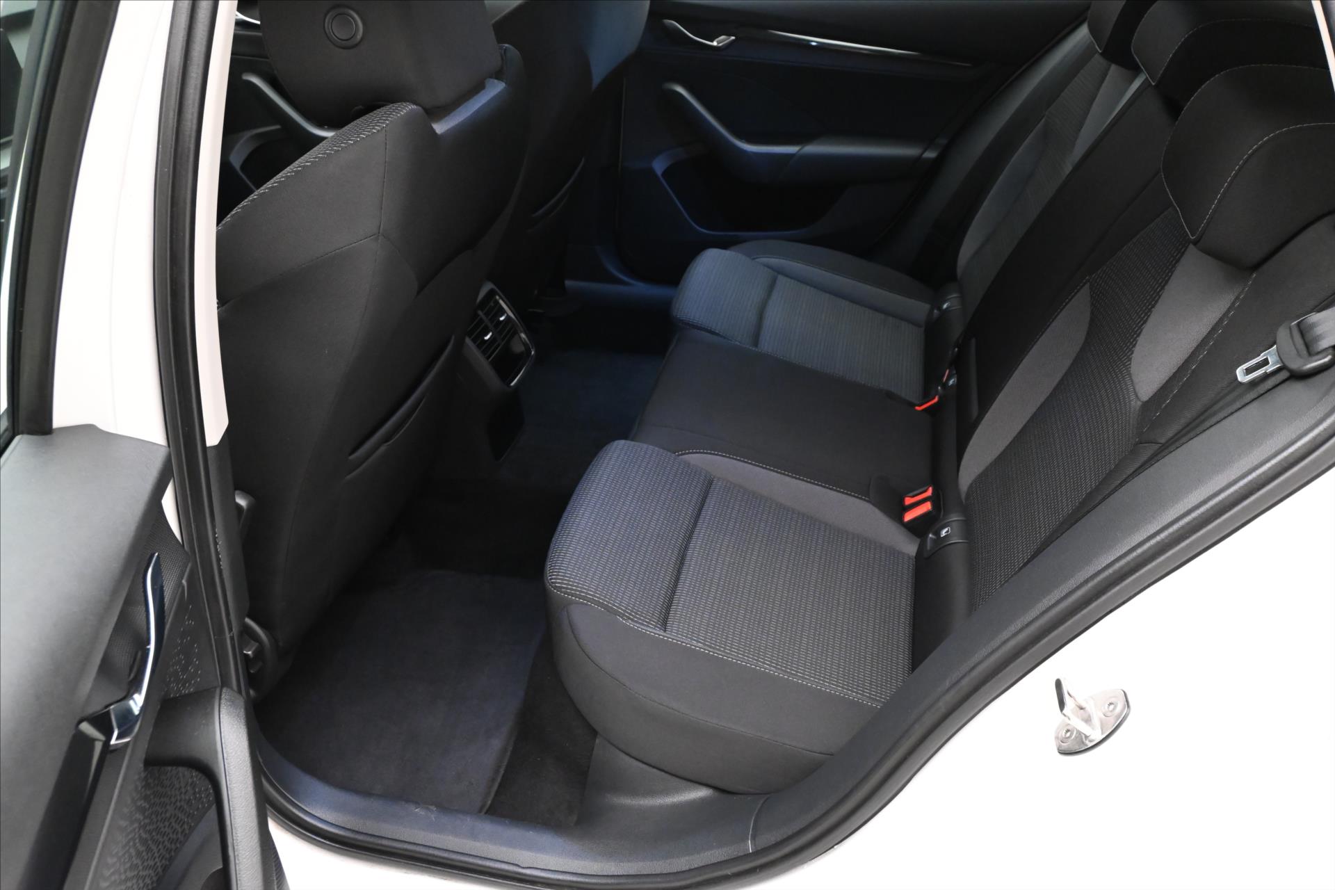 Hlavní fotografie vozu Škoda Octavia 2,0 TDI 110kW DSG Ambition 4x4 Záruka až 5 let (14)