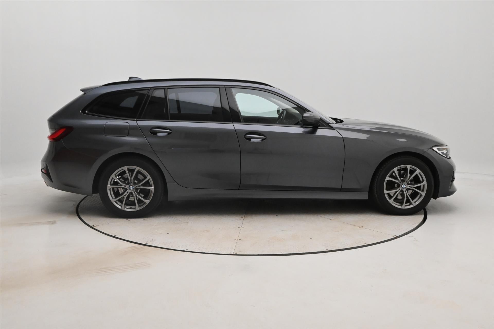 Hlavní fotografie vozu BMW Řada 3 2,0 320d 140kW Sport Touring Steptronic Záruka až 5 le (4)