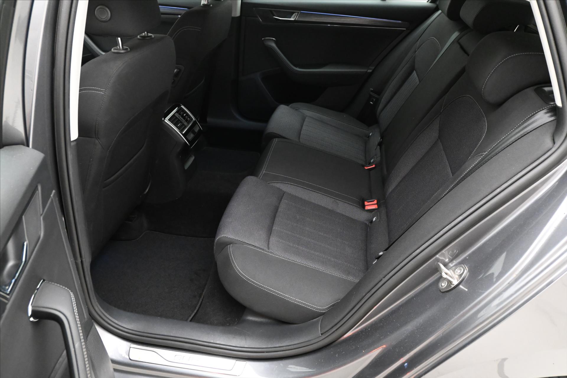 Main photo of the car Skoda Superb 2.0 TDI 110kW DSG Style Warranty up to 5 years (12)