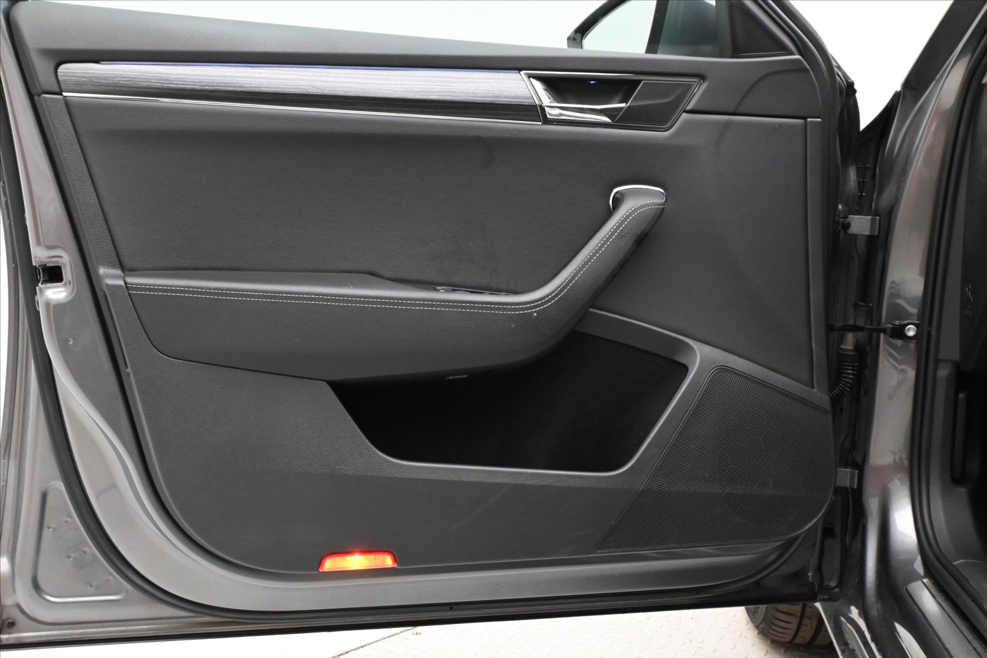 Main photo of the car Skoda Superb 2.0 TDI 110kW DSG Style Warranty up to 5 years (20)
