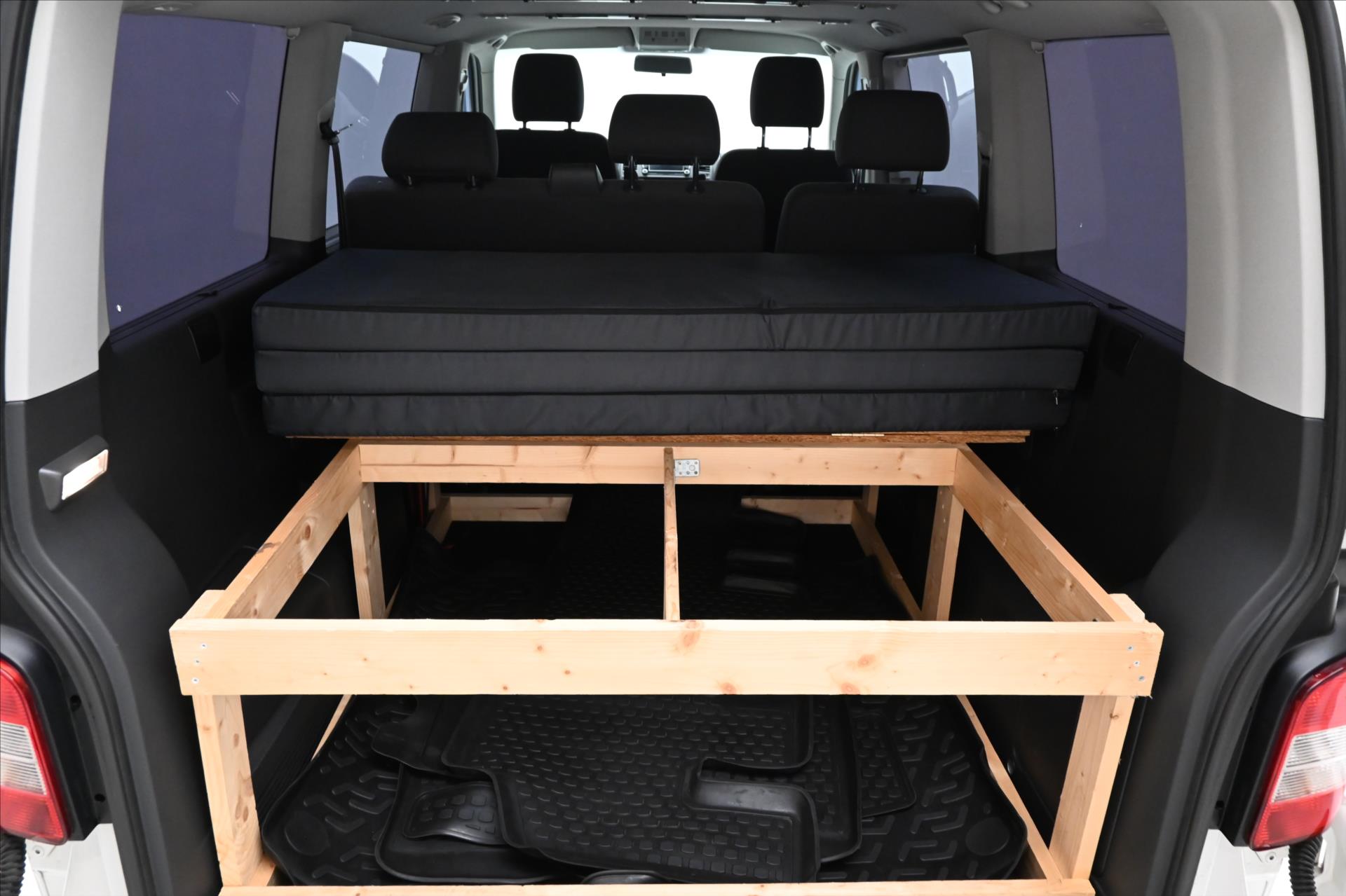 Hlavní fotografie vozu Volkswagen Caravelle 2,0 TDI 132kW Manuál Tažné Záruka až 5 let (11)