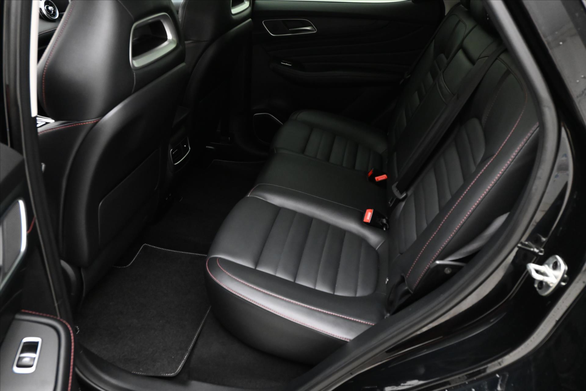 Hlavní fotografie vozu MG eHS 1,5 TGI PHEV 119 kW ELEGANCE Záruka až 5 let (14)