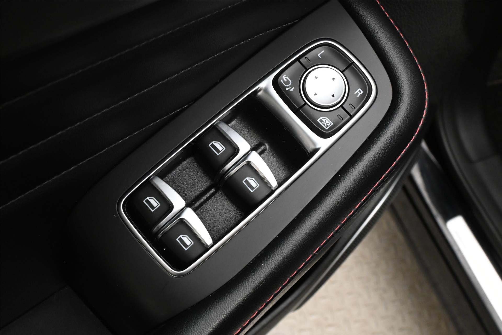 Hlavní fotografie vozu MG eHS 1,5 TGI PHEV 119 kW ELEGANCE Záruka až 5 let (26)