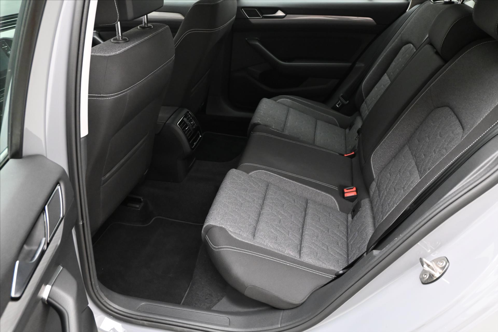 Main photo of the car Volkswagen Passat 2,0 TDI 110kW Business Záruka až 5 let (12)