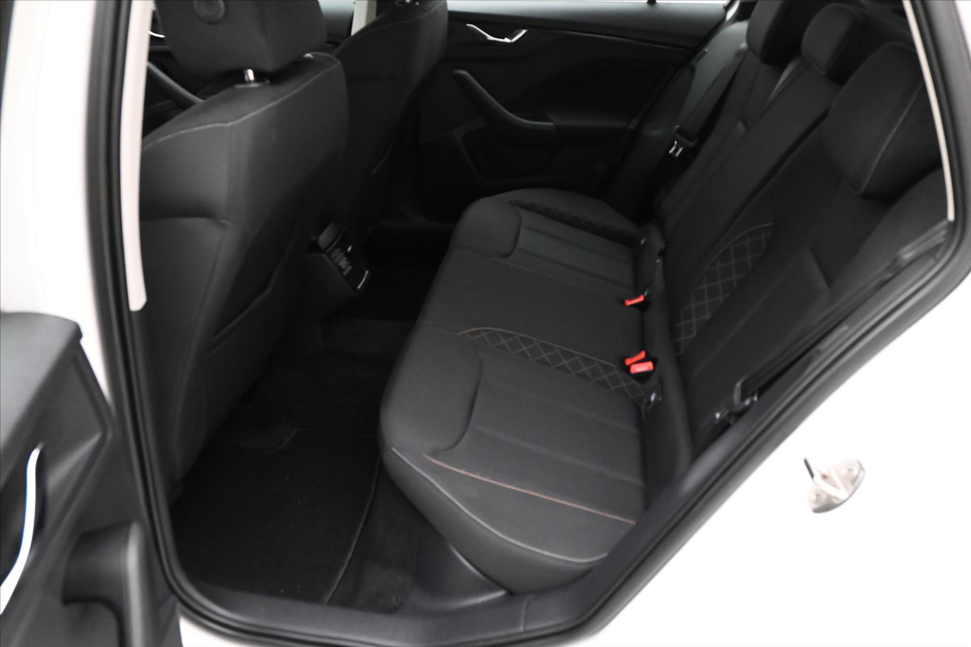 Main photo of the car Skoda Kamiq 1,0 TSI 81 kW Ambiente Záruka až 5 let (14)