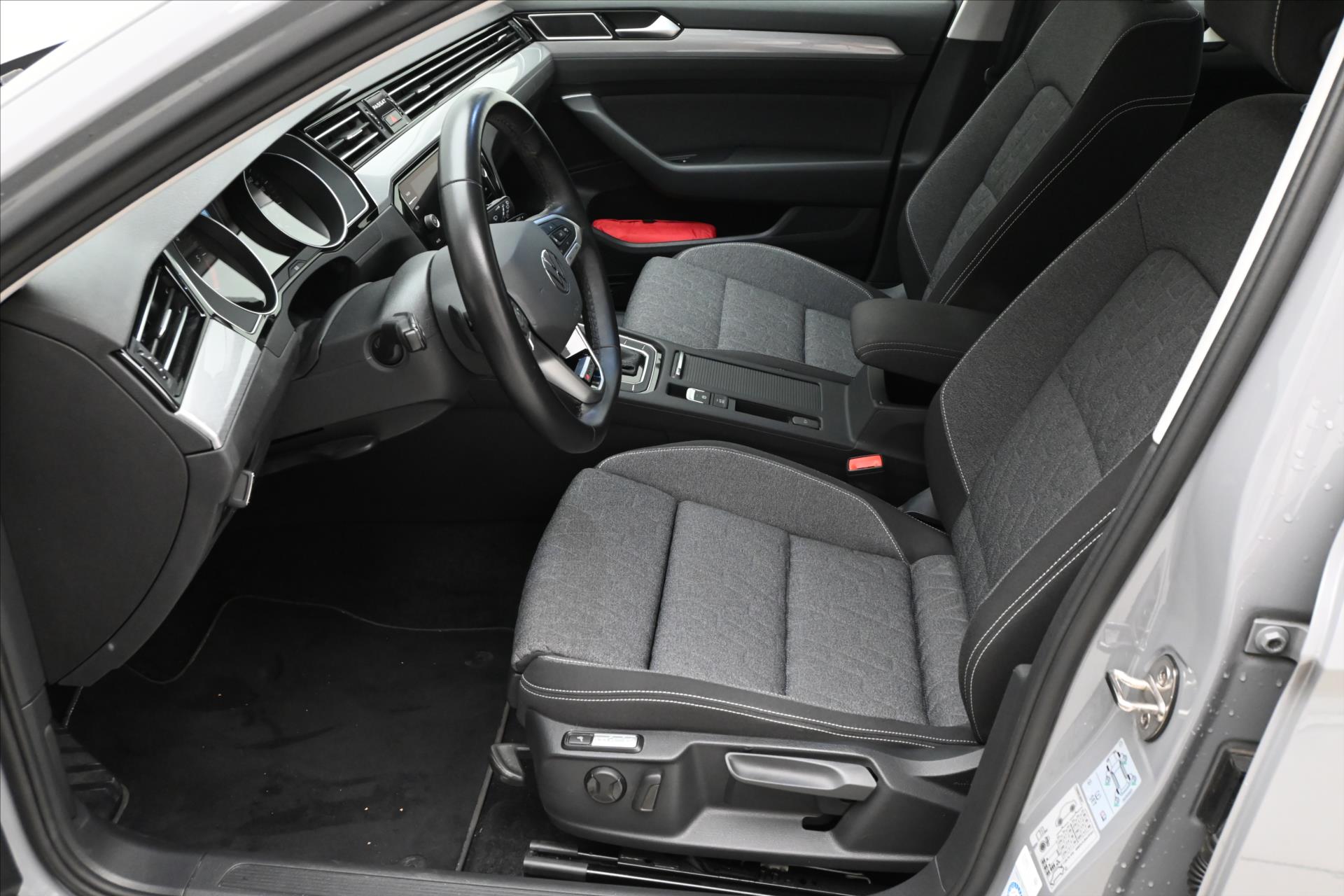Hlavní fotografie vozu Volkswagen Passat 2,0 TDI 147kW DSG 4x4 Business Záruka až 5 let (12)