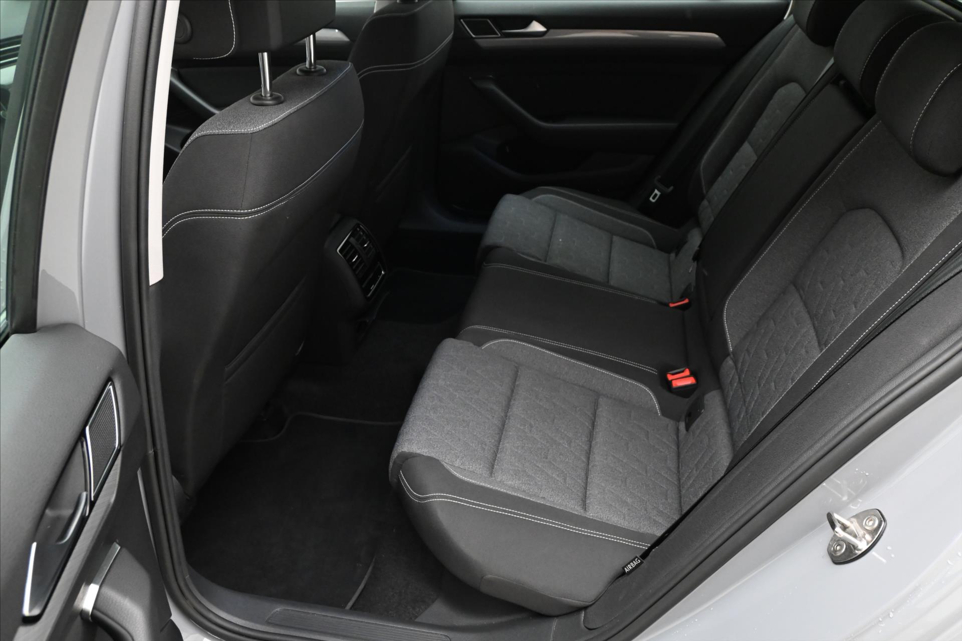 Hlavní fotografie vozu Volkswagen Passat 2,0 TDI 147kW DSG 4x4 Business Záruka až 5 let (13)