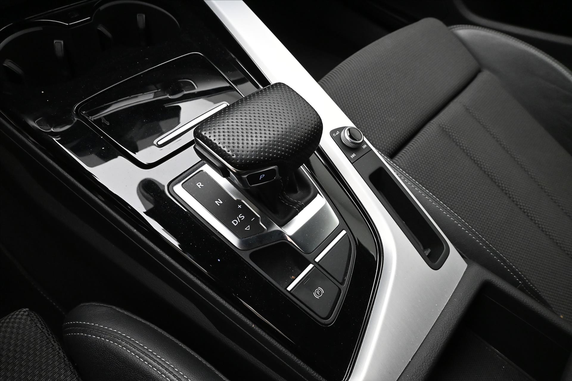 Main photo of the car Audi A4 2,0 TDI 120kW S-LINE S-Tronic Záruka až 5 let (19)