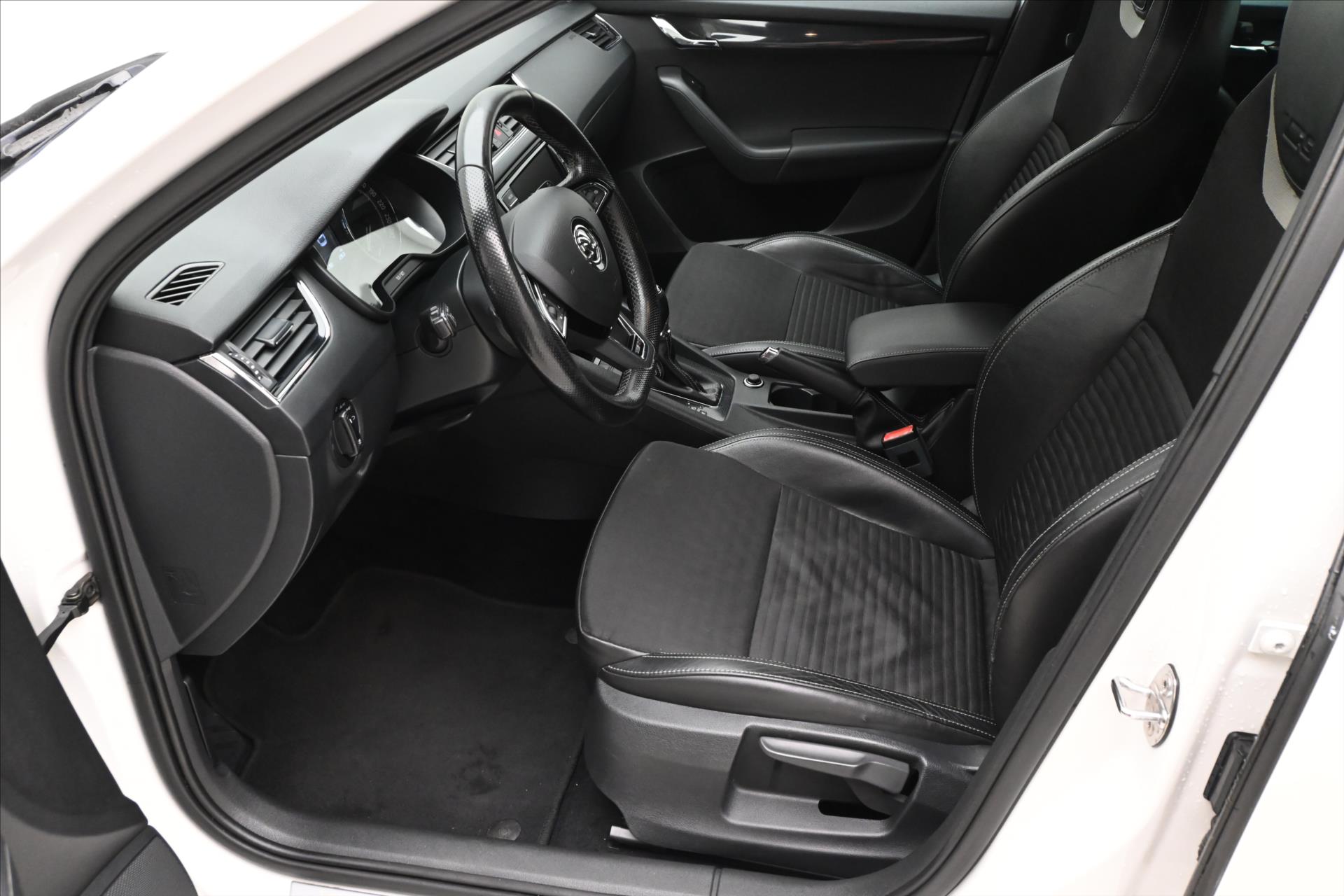 Hlavní fotografie vozu Škoda Octavia 2,0 TDI 135kW RS Záruka až 5 let (13)