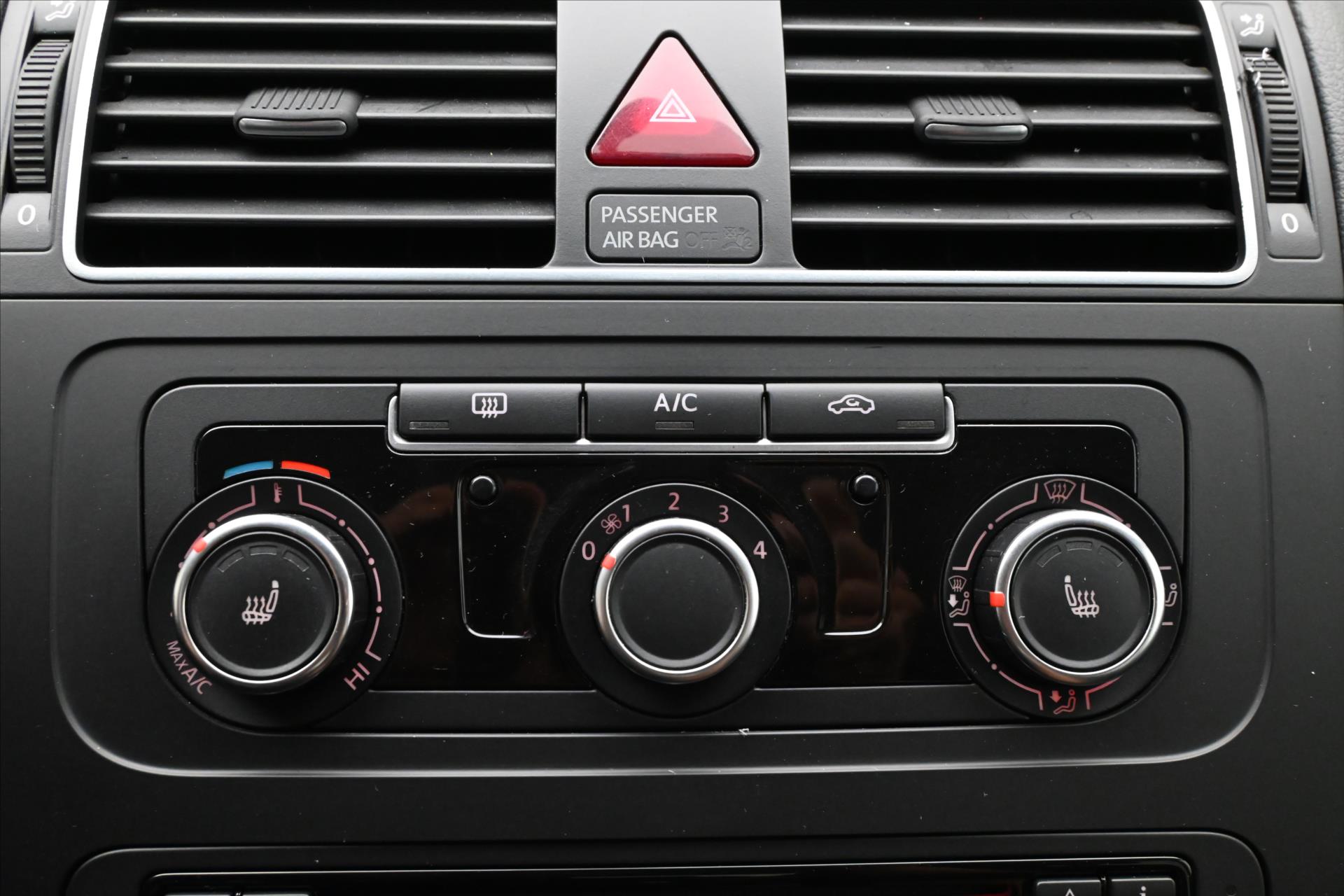 Hlavní fotografie vozu Volkswagen Touran 2,0 TDI 103 kW DSG Comfortline Záruka (21)