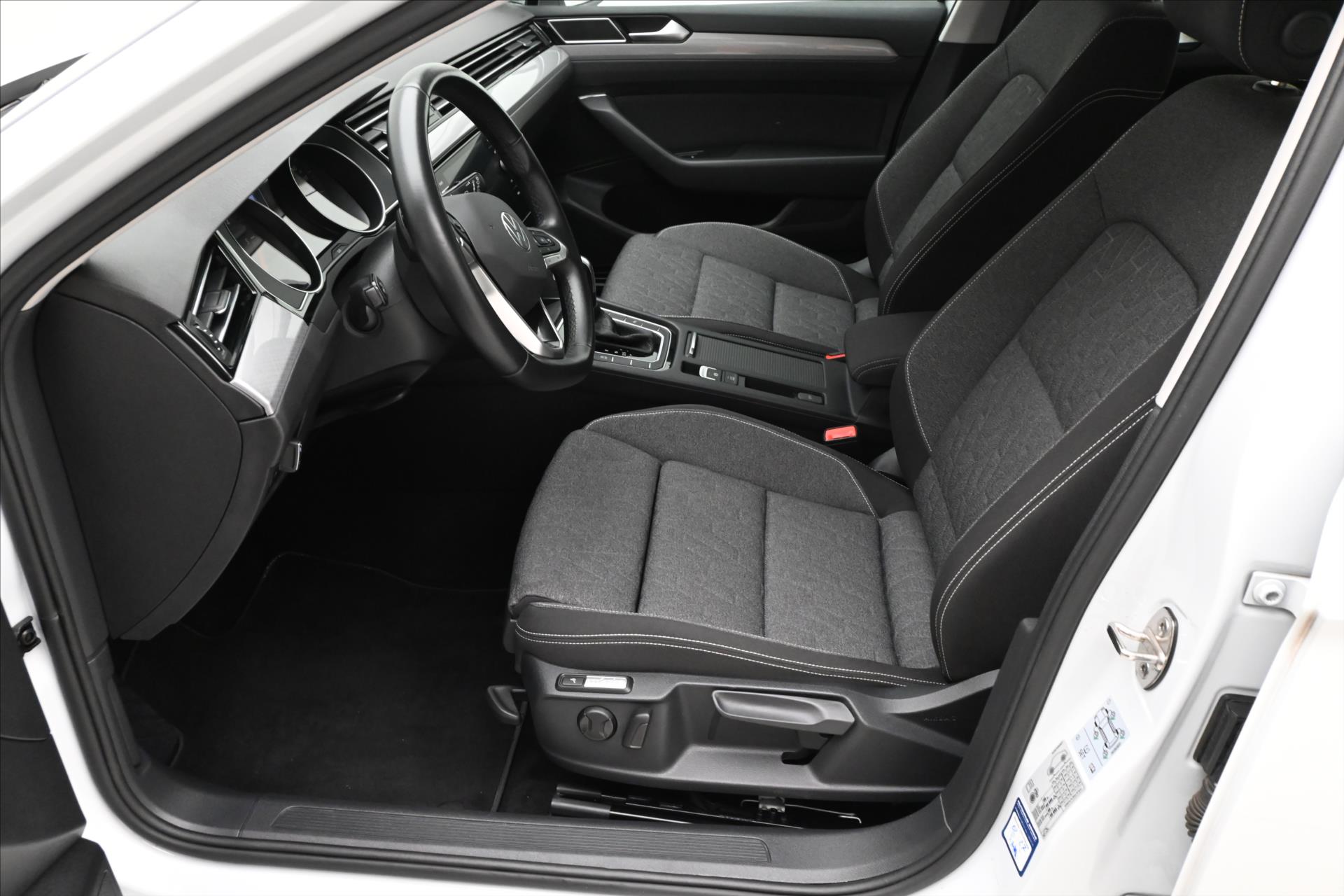 Main photo of the car Volkswagen Passat 2.0 TDI 110 kW DSG Business Warranty up to 5 years (13)