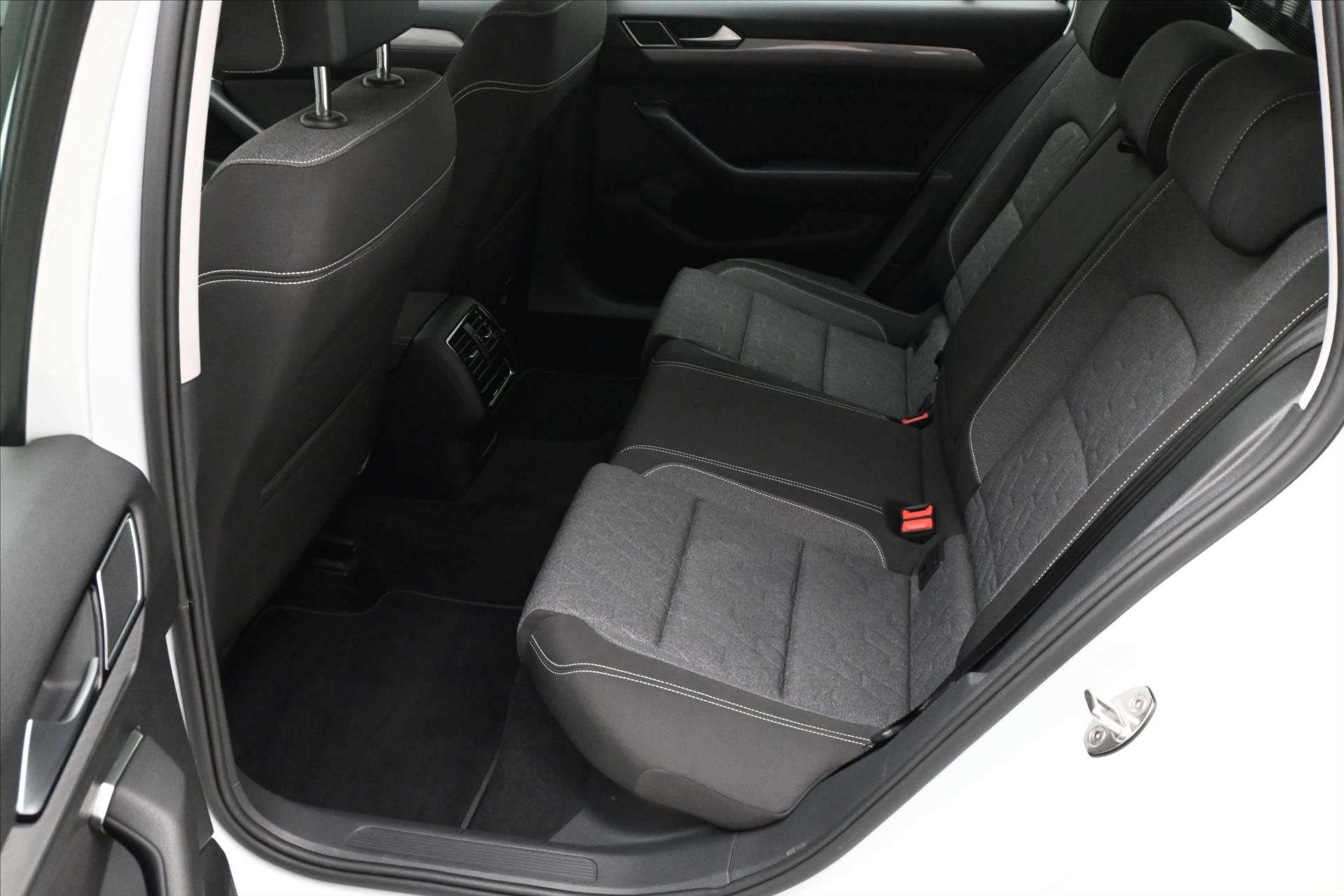 Main photo of the car Volkswagen Passat 2.0 TDI 110 kW DSG Business Warranty up to 5 years (14)