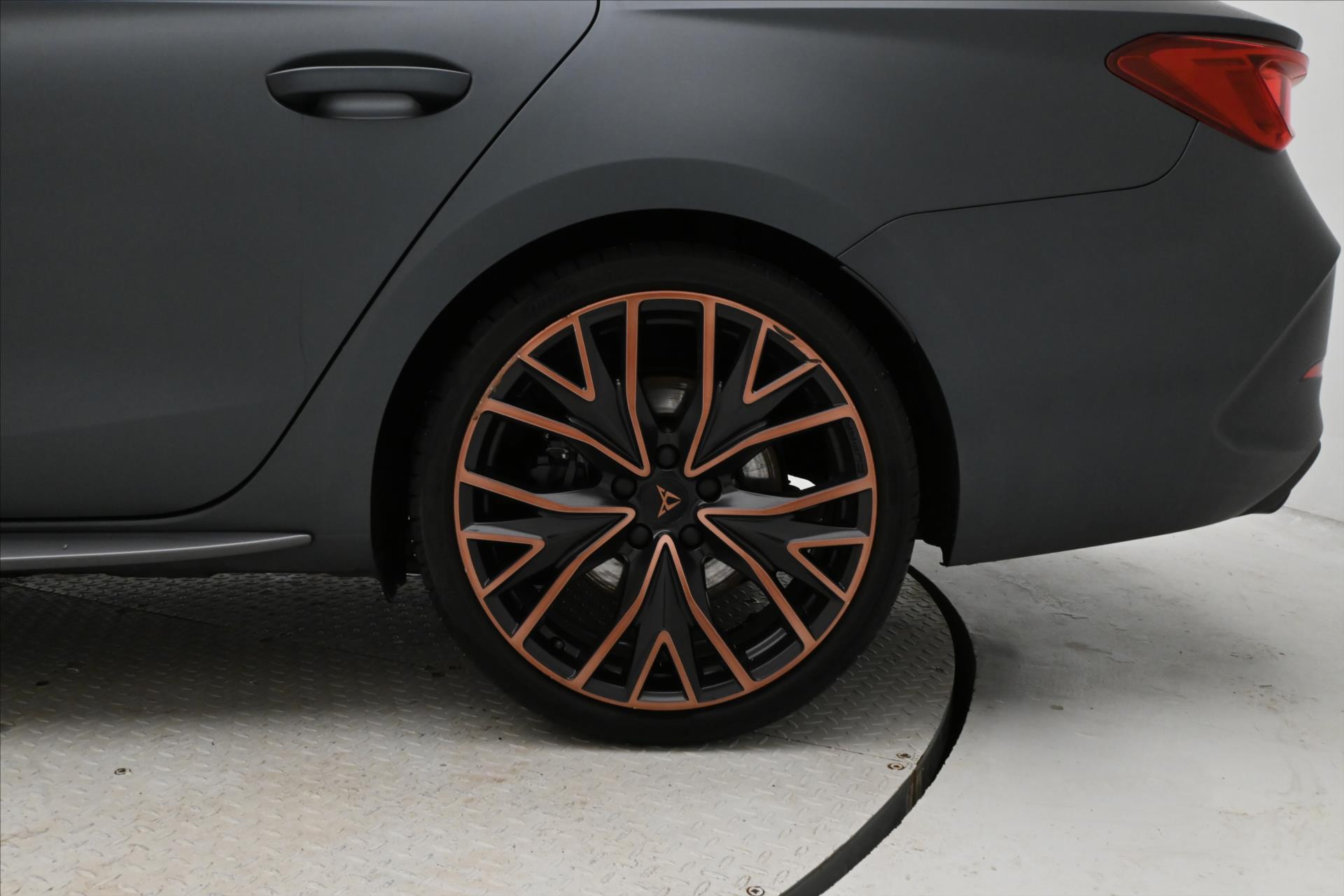 Hlavní fotografie vozu Cupra Leon 2,0 TSI ST 180kW DSG Záruka až 5 let (32)