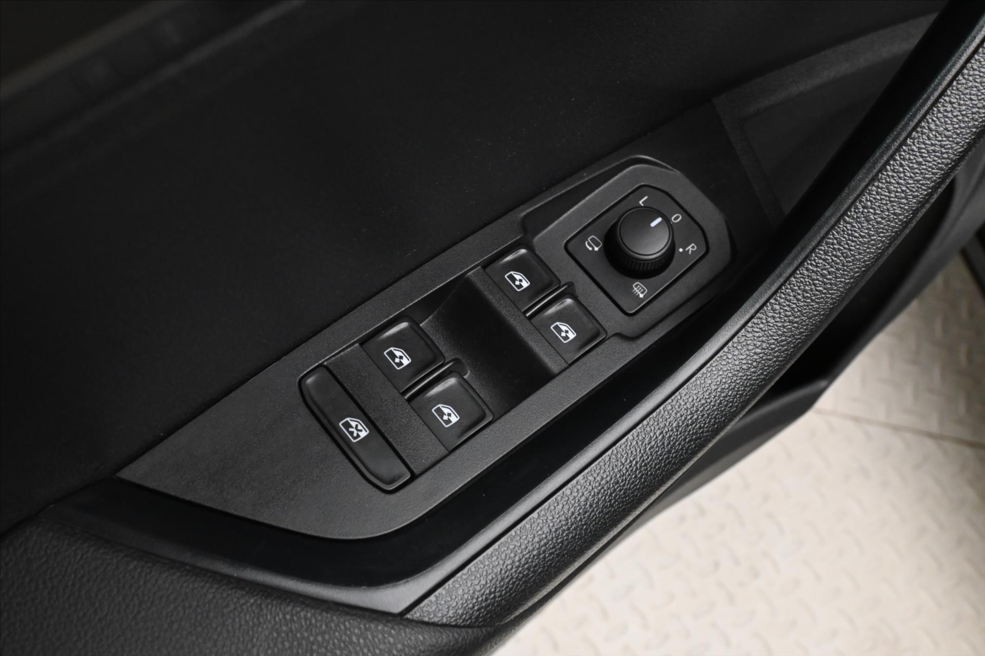 Main photo of the car Skoda Karoq 1.5 TSI 110 kW DSG STYLE Warranty up to 5 years (25)