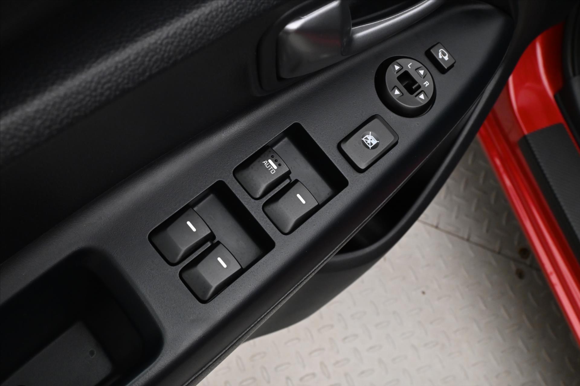 Hlavní fotografie vozu Kia Rio 1,4 CVVT 80kW KLIMA Manuál Záruka až 5 let (24)
