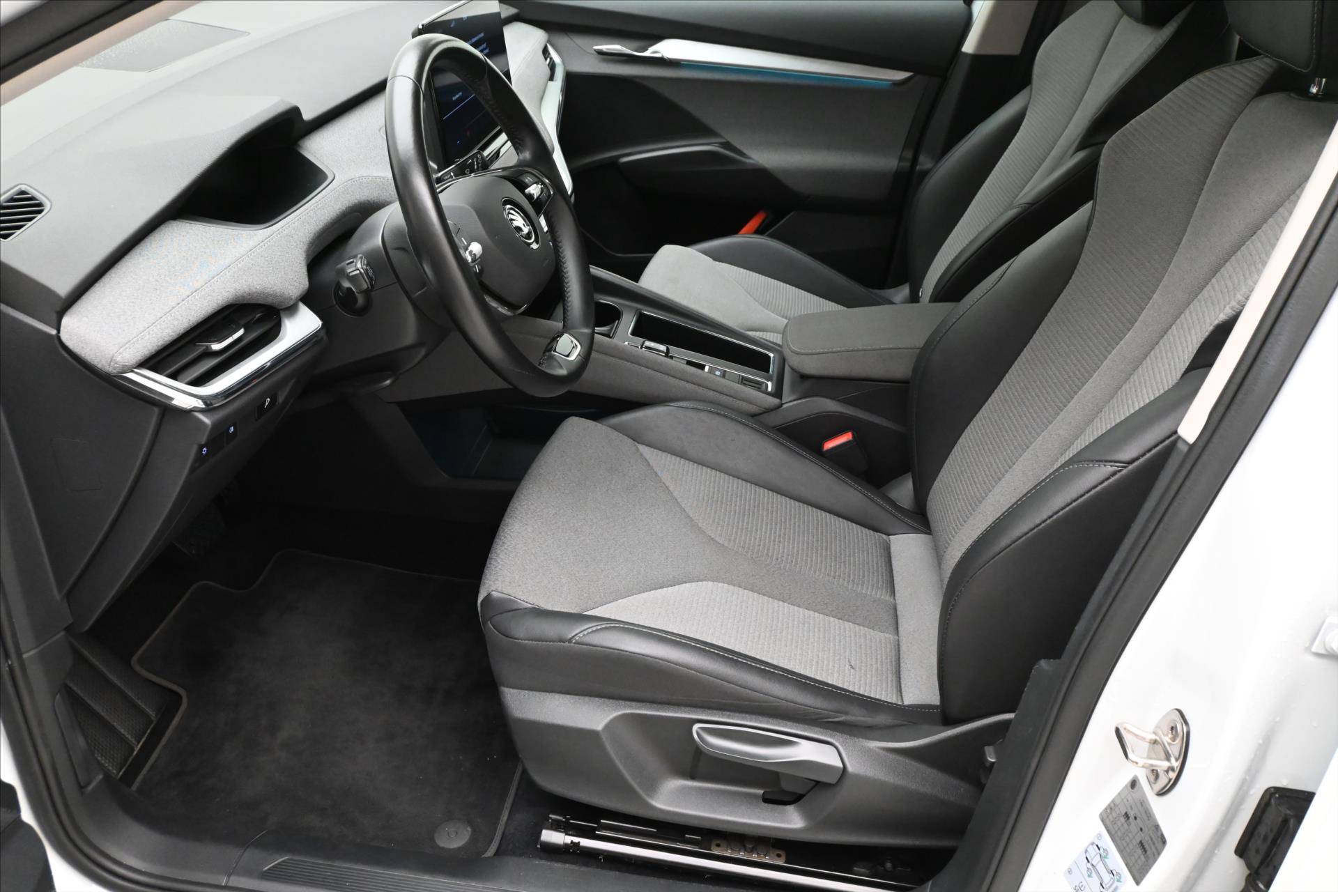 Hlavní fotografie vozu Škoda Enyaq iV 60 132kW SOH 88% Záruka až 3 roky (13)