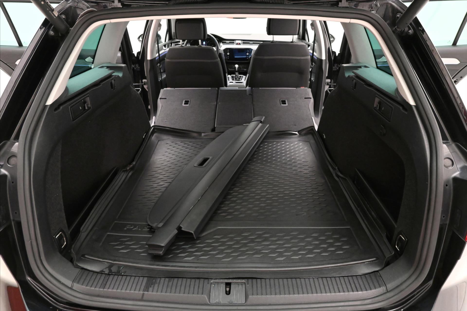 Main photo of the car Volkswagen Passat variant 2.0 TDI 110kW DSG Business Warranty up to 5 years (10)
