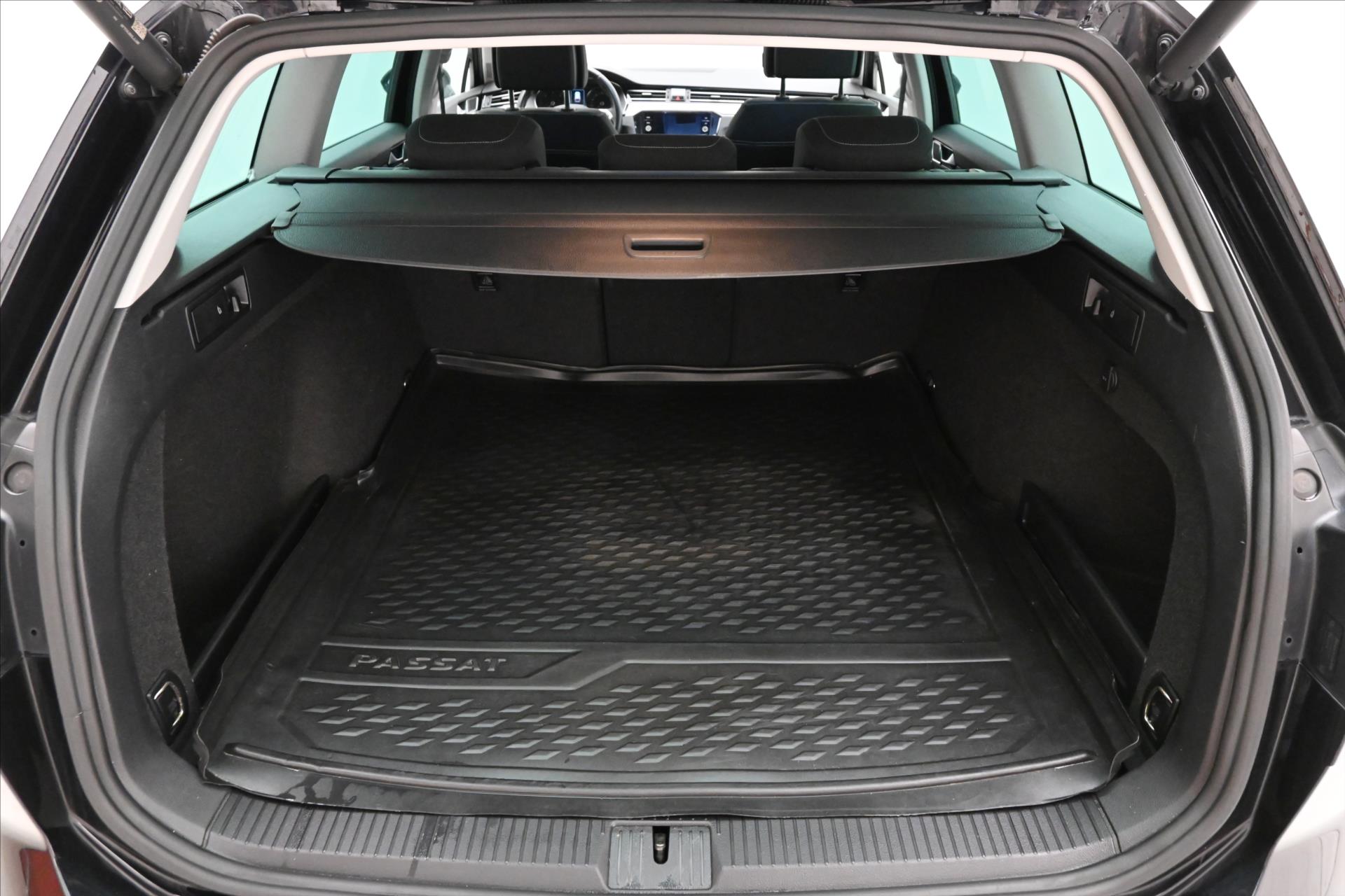 Main photo of the car Volkswagen Passat variant 2.0 TDI 110kW DSG Business Warranty up to 5 years (9)