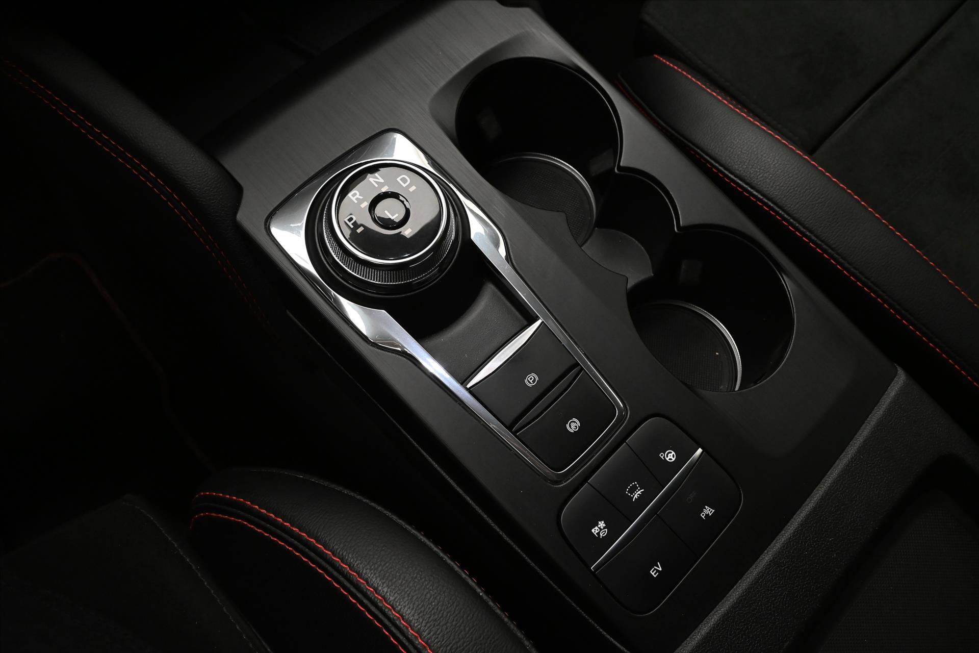Hlavní fotografie vozu Ford Kuga 2,5 PLUG-IN 112 kW ST-LINE Záruka až 5 let (22)