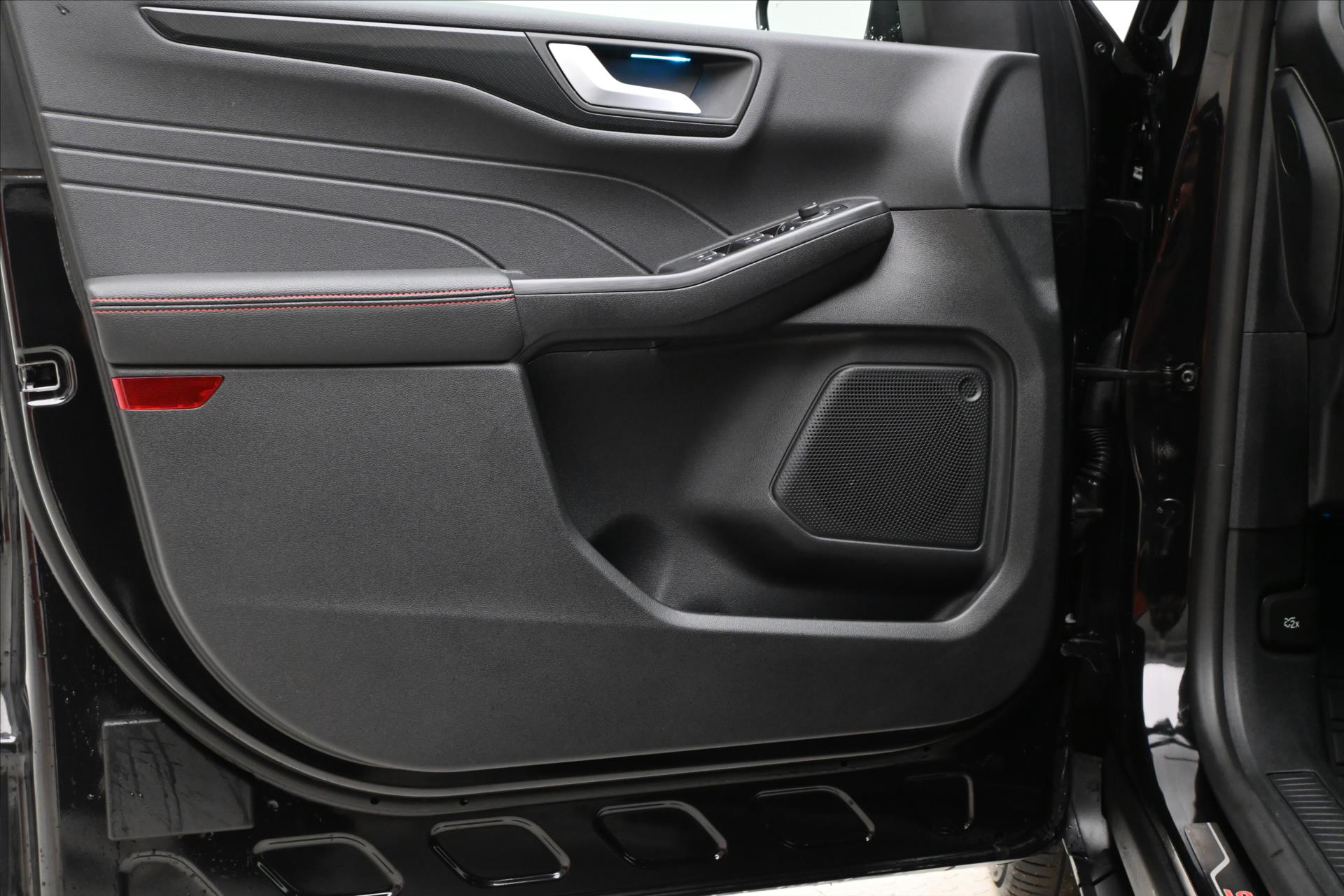 Hlavní fotografie vozu Ford Kuga 2,5 PLUG-IN 112 kW ST-LINE Záruka až 5 let (24)