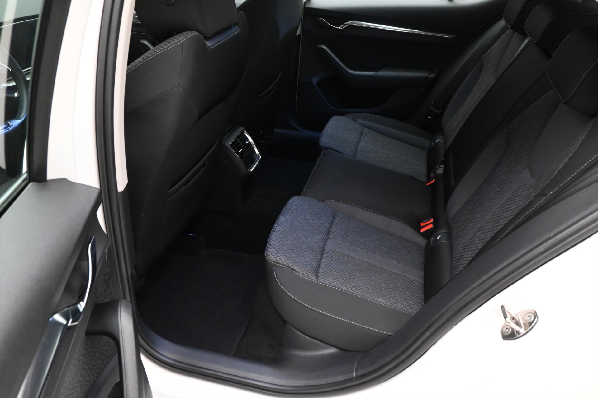 Hlavní fotografie vozu Škoda Octavia 2,0 TDI 110KW DSG STYLE Záruka až 5 let (14)