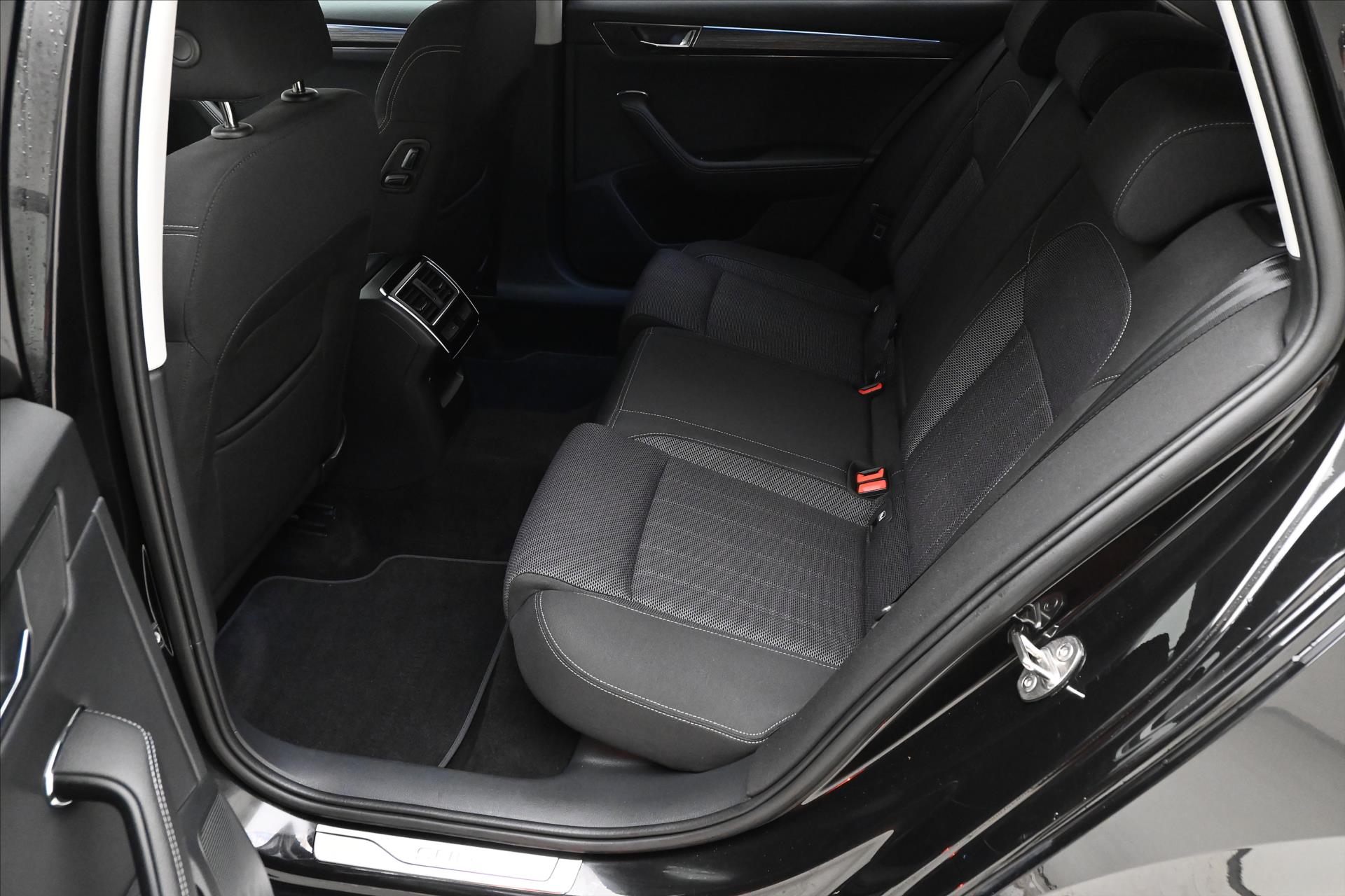 Main photo of the car Skoda Superb 2,0 TDI 147KW DSG STYLE Záruka až 5 let (15)