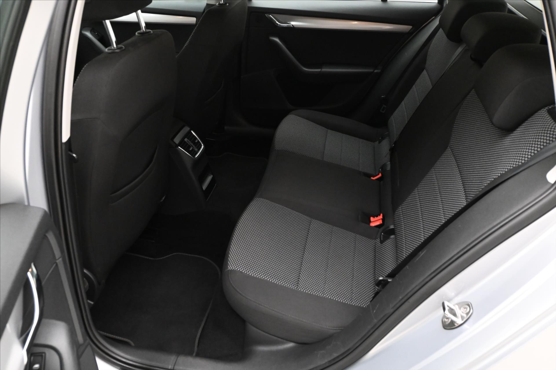 Main photo of the car Skoda Octavia 1,6 TDI 77 kW DSG Ambition Záruka až 5 let (14)