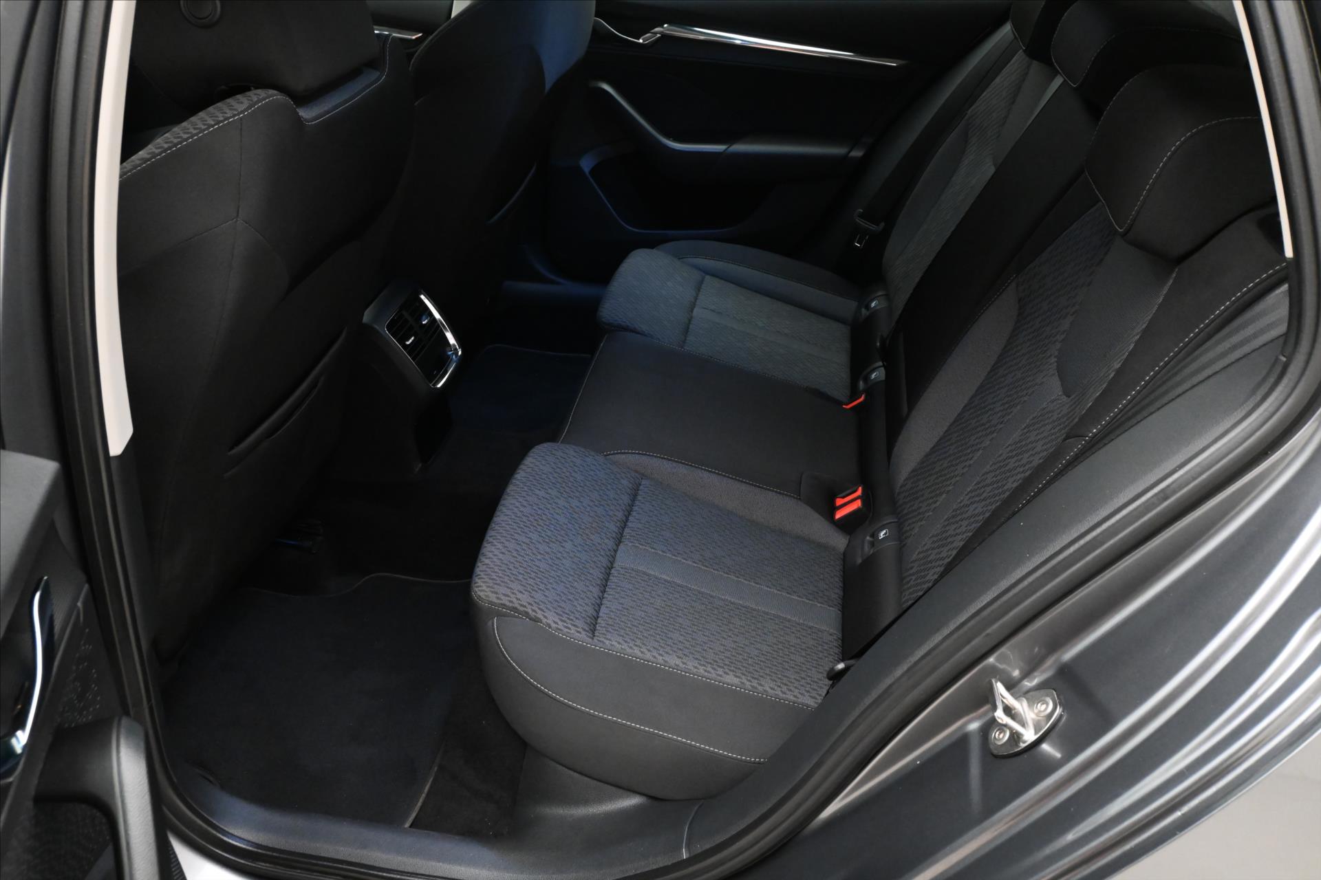 Hlavní fotografie vozu Škoda Octavia 2,0 TDI 110kW DSG Style Záruka až 5 let (14)